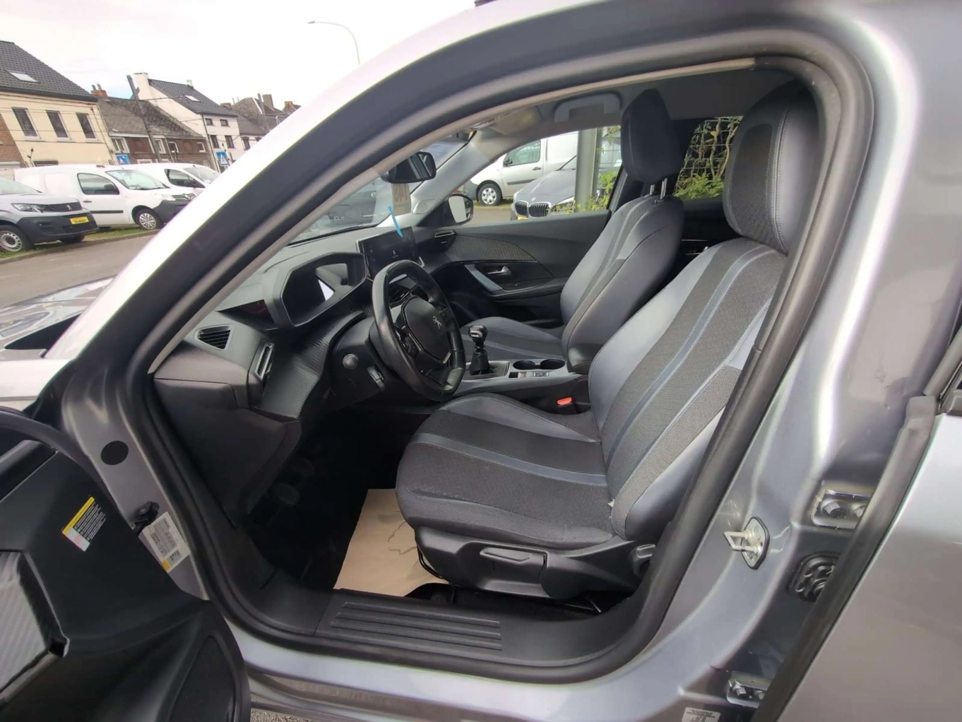 Peugeot 2008 1.2i 100cv Gris 86.644km Airco GPS Bluetooth Radio — photo 8