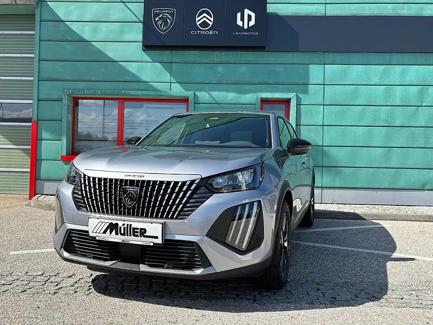 Peugeot 2008 1.2 Hybrid 145 Allure Silber - 1