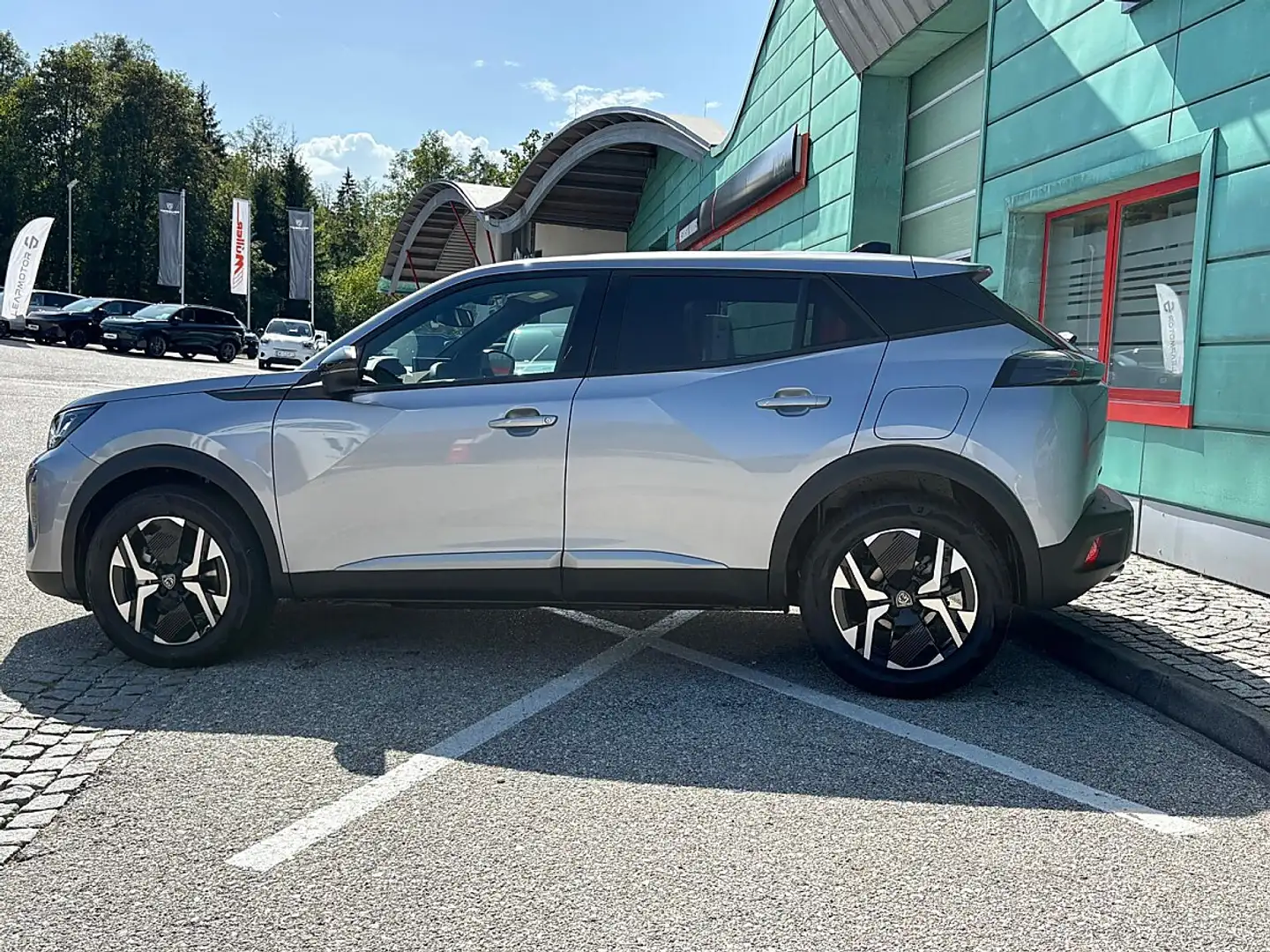 Peugeot 2008 1.2 Hybrid 145 Allure Silber - 2