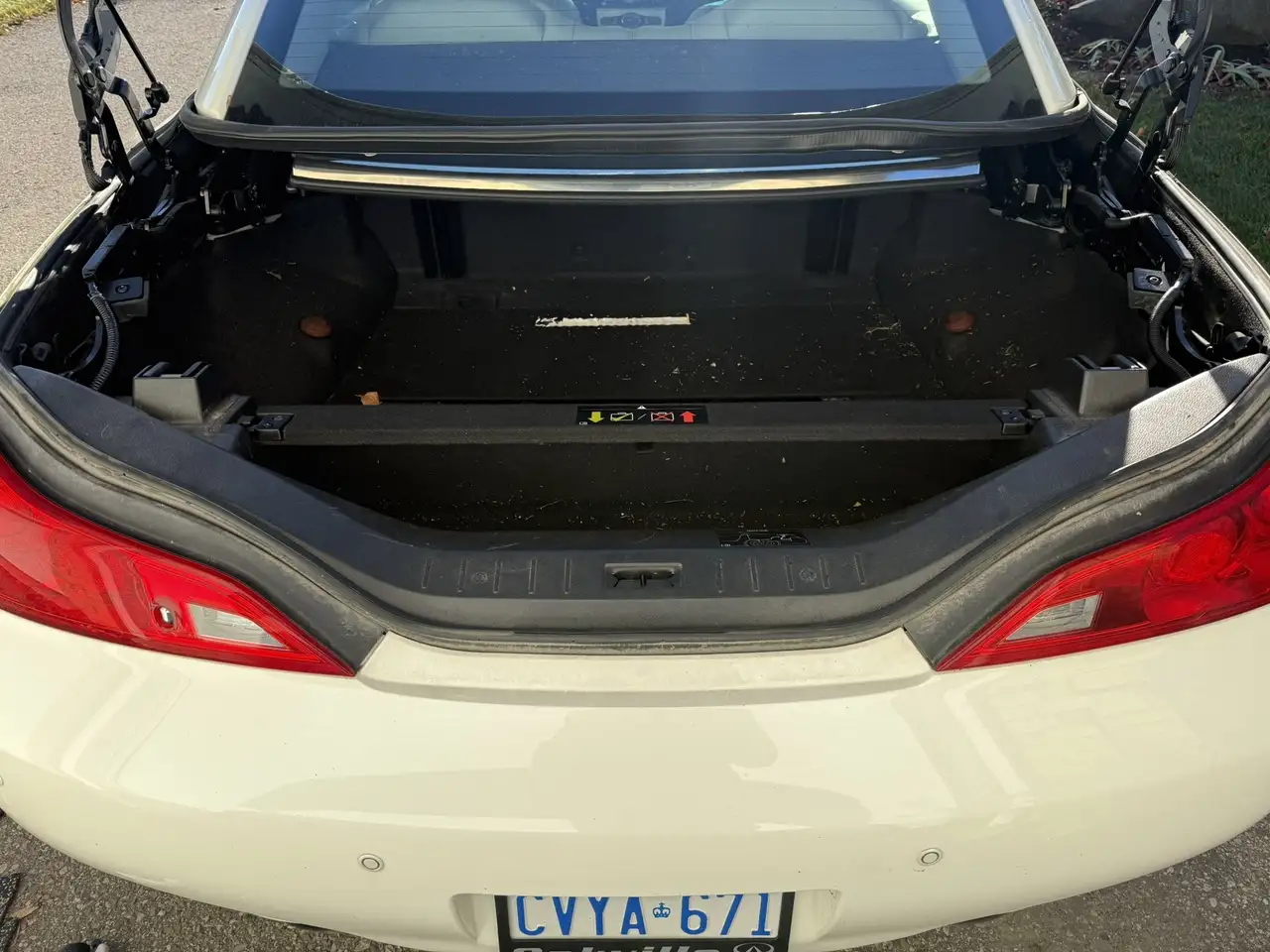 Infiniti Q60 снимка Infiniti Q60