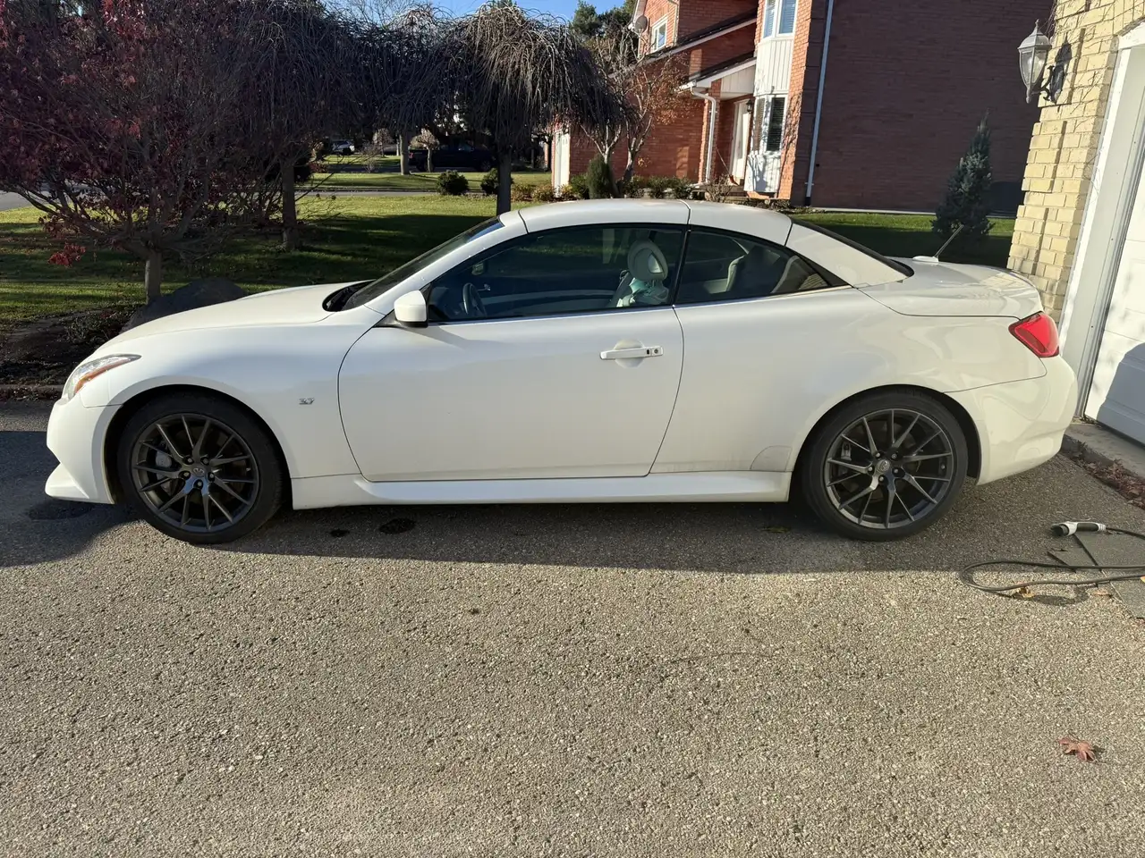 Infiniti Q60 снимка Infiniti Q60
