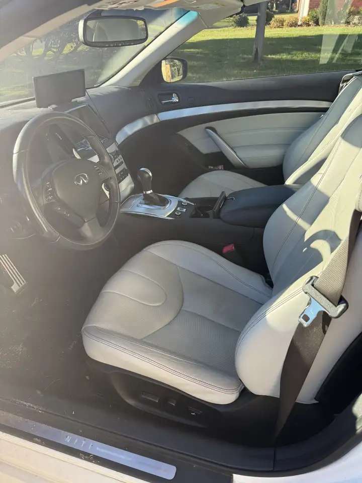 Infiniti Q60 снимка Infiniti Q60