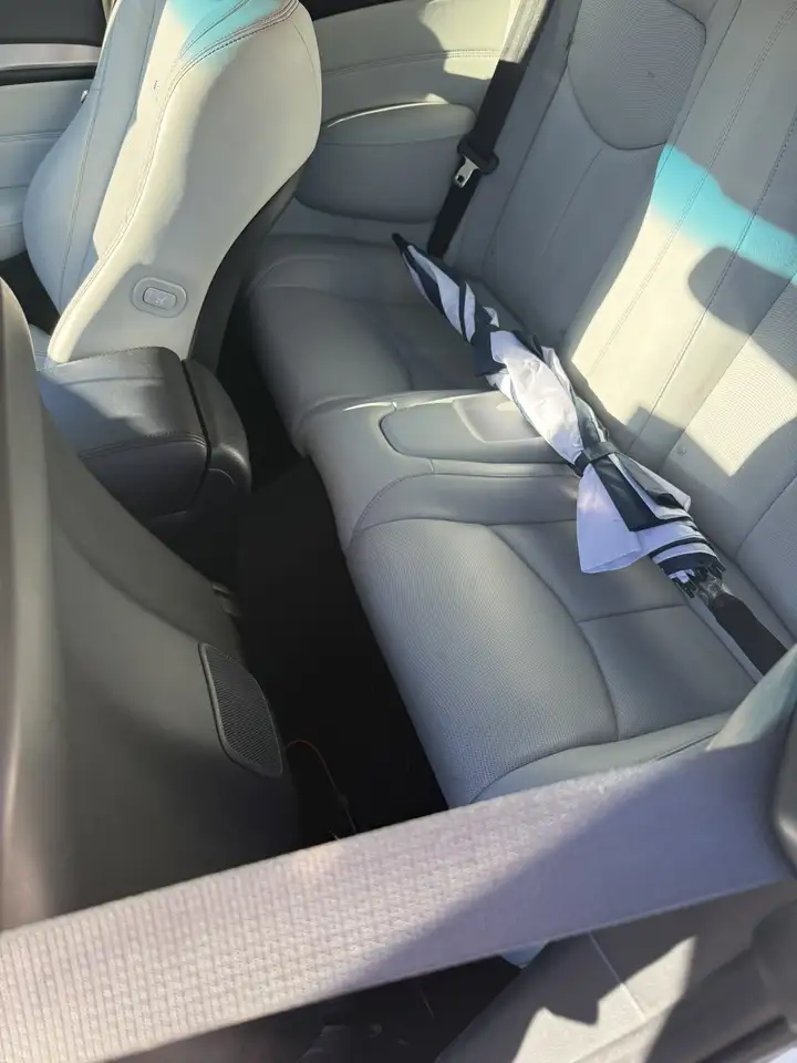 Infiniti Q60 снимка Infiniti Q60