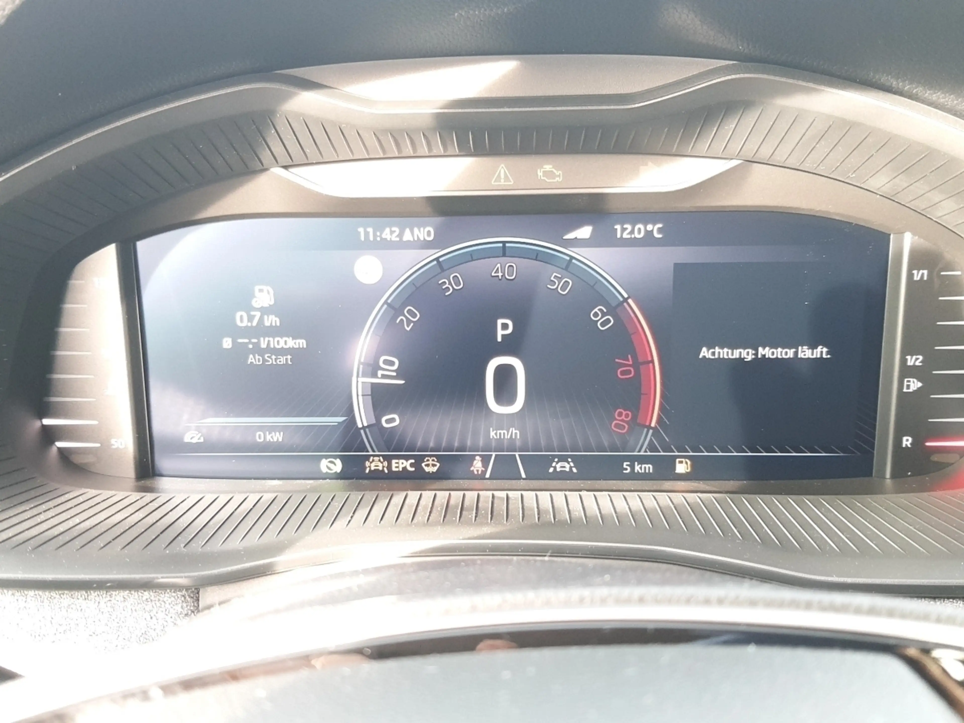 Skoda Kamiq 1.5 TSI Tour DSG LED Navi Sitzheizung Klimaautom — photo 12