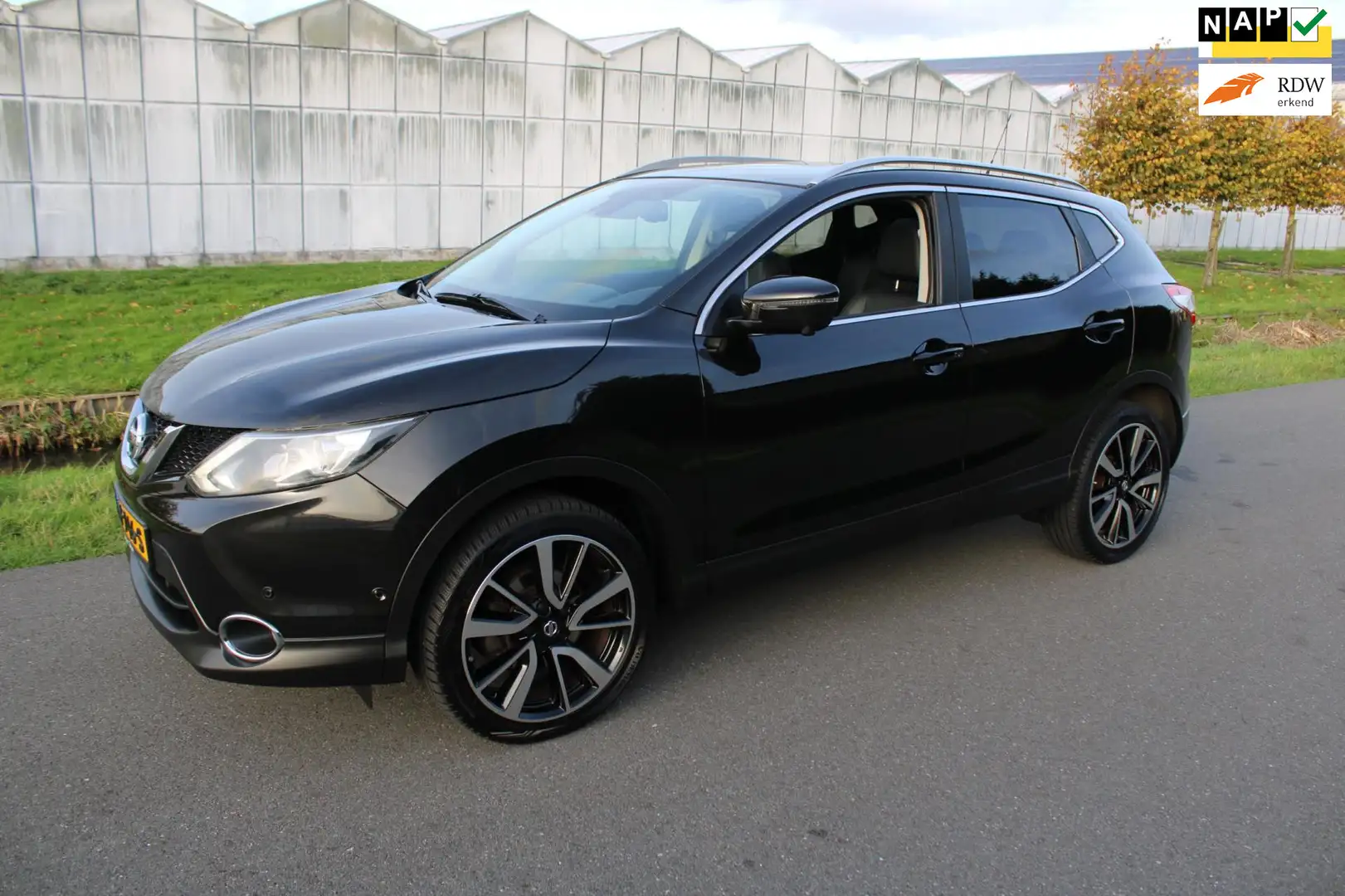 Nissan Qashqai 1.2 Tekna met Lederen bekleding en Panorama dak Zwart - 1