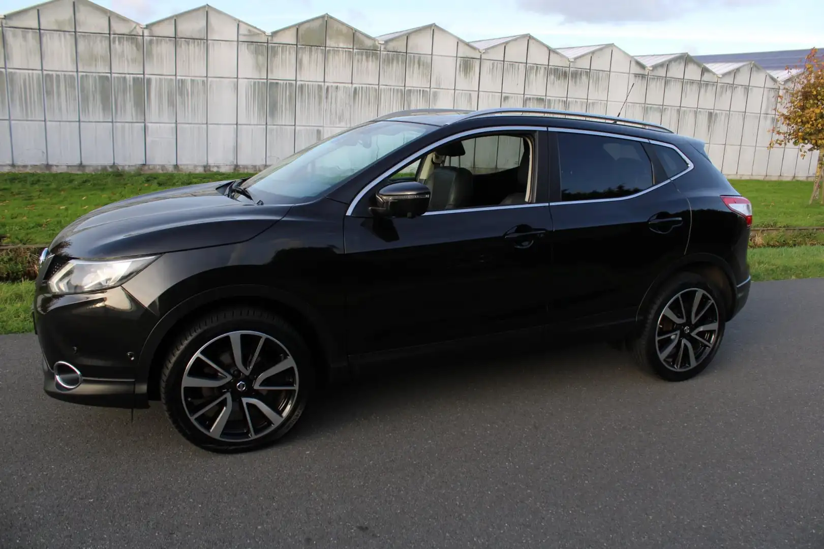 Nissan Qashqai 1.2 Tekna met Lederen bekleding en Panorama dak Zwart - 2