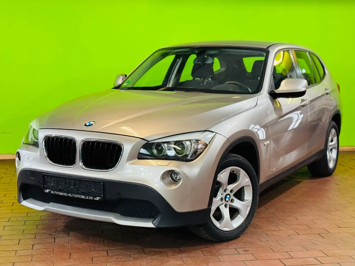 BMW X1 20 xDrive Bi Xenon Einparkhilfe Finanzierung Argent - 1