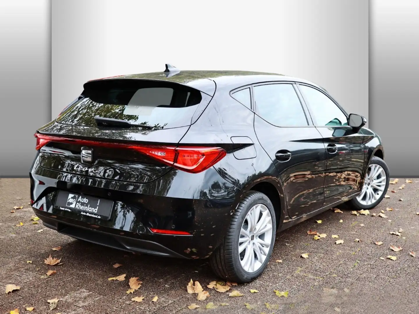 SEAT Leon Style Edition 1.5 TSI KAMERA SHZ NAVIGATION Schwarz - 2