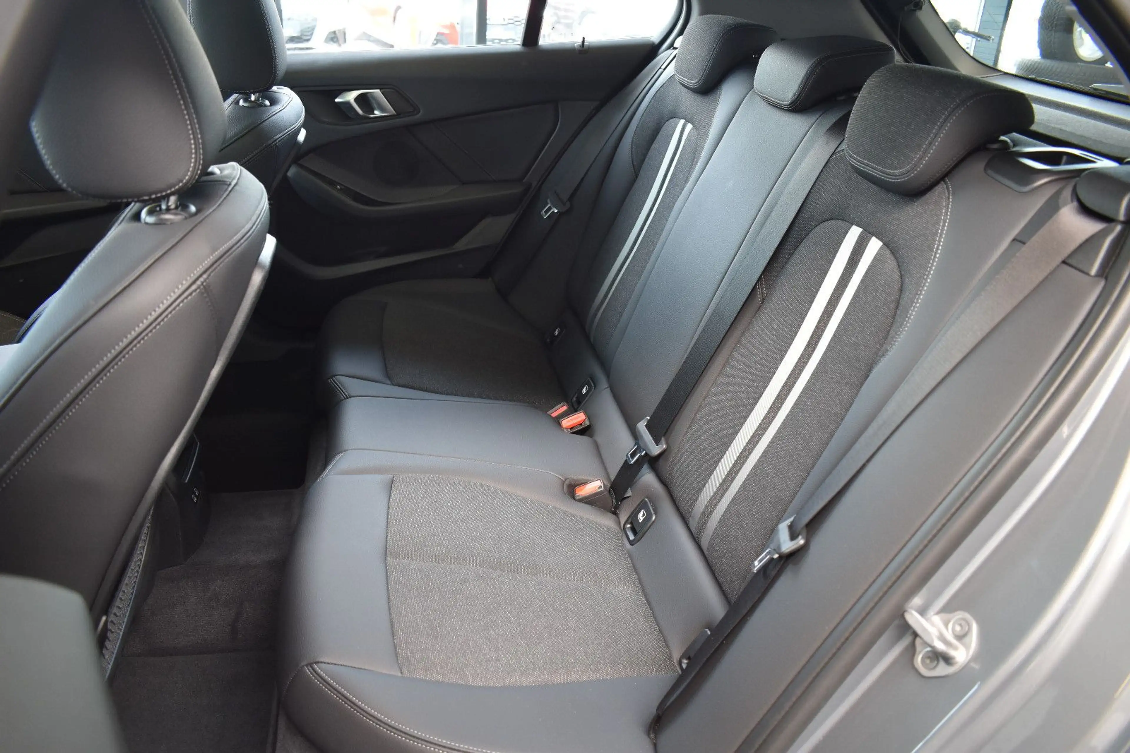 BMW 118 d Limo Advantage Aut. LED~PanoSD~DAB~LiveCo. — photo 11