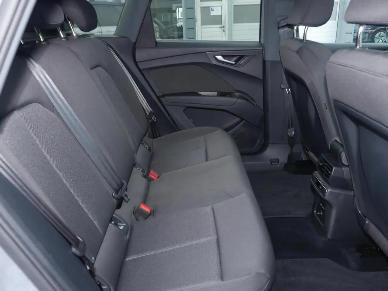 Audi Q4 e-tron 35 ACC Alu 19" CarPlay Pano RüKa SHZ 7