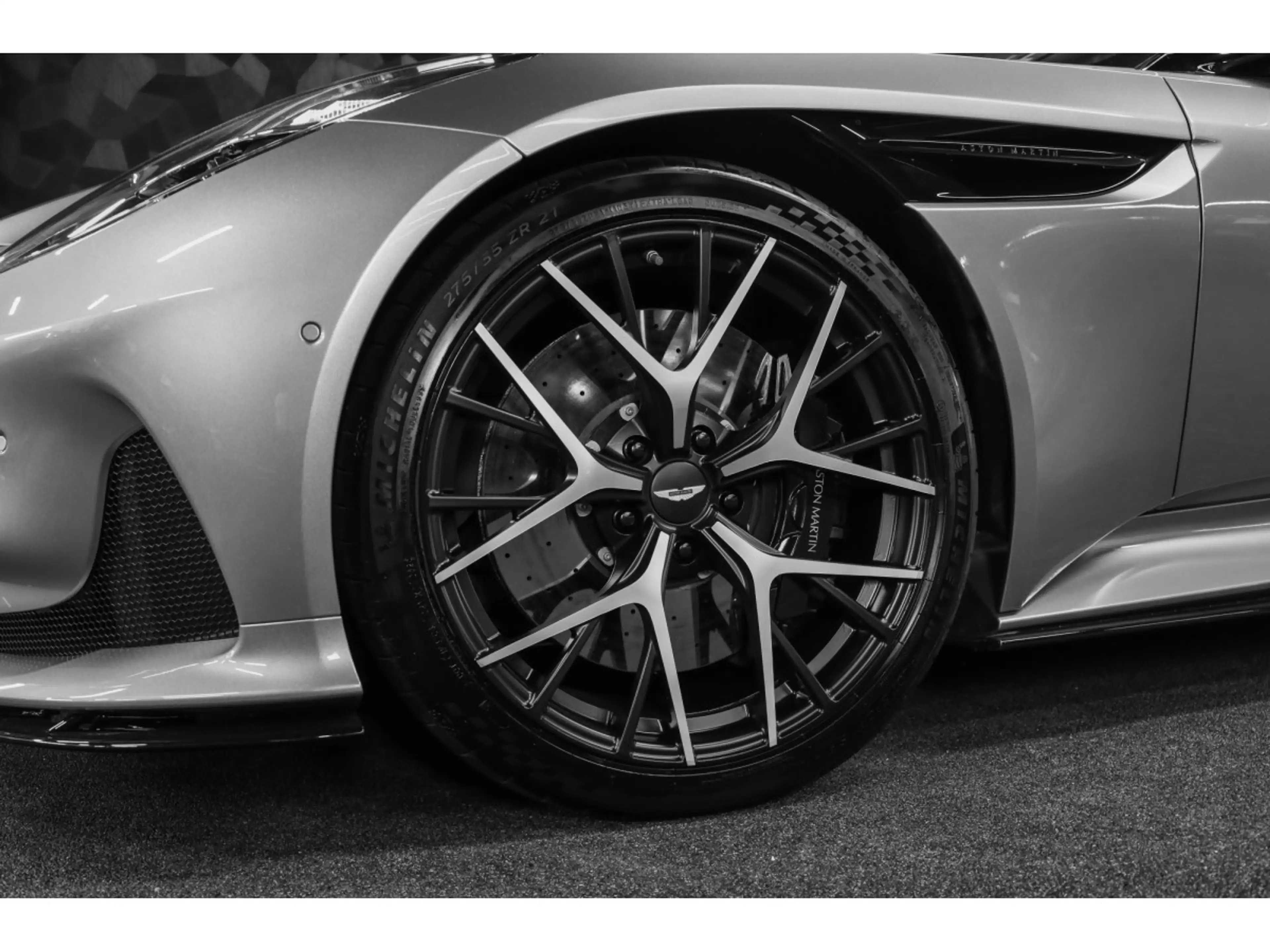Aston Martin DB12 V8 Twin Turbo - ALUMINITE SILVER — photo 11