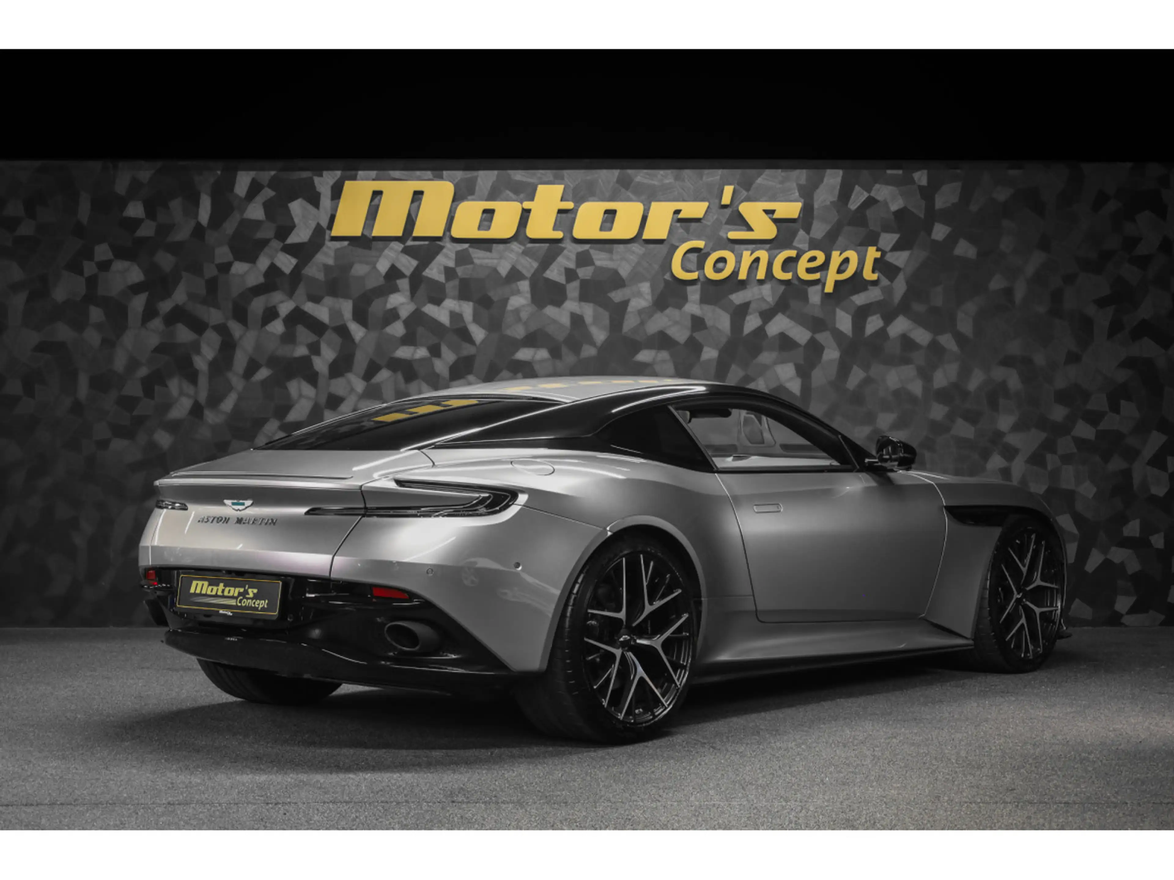 Aston Martin DB12 V8 Twin Turbo - ALUMINITE SILVER — photo 3