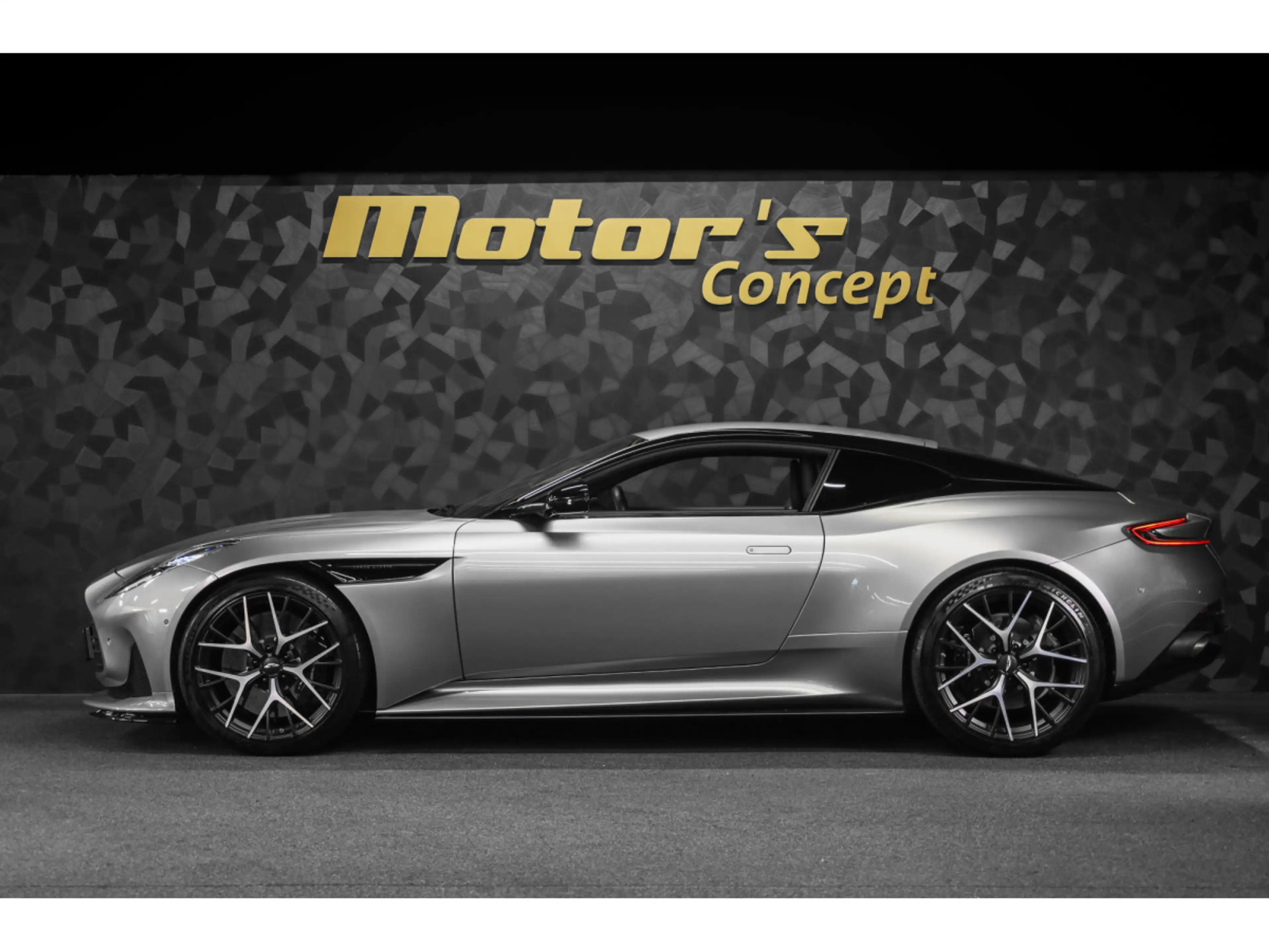 Aston Martin DB12 V8 Twin Turbo - ALUMINITE SILVER — photo 2