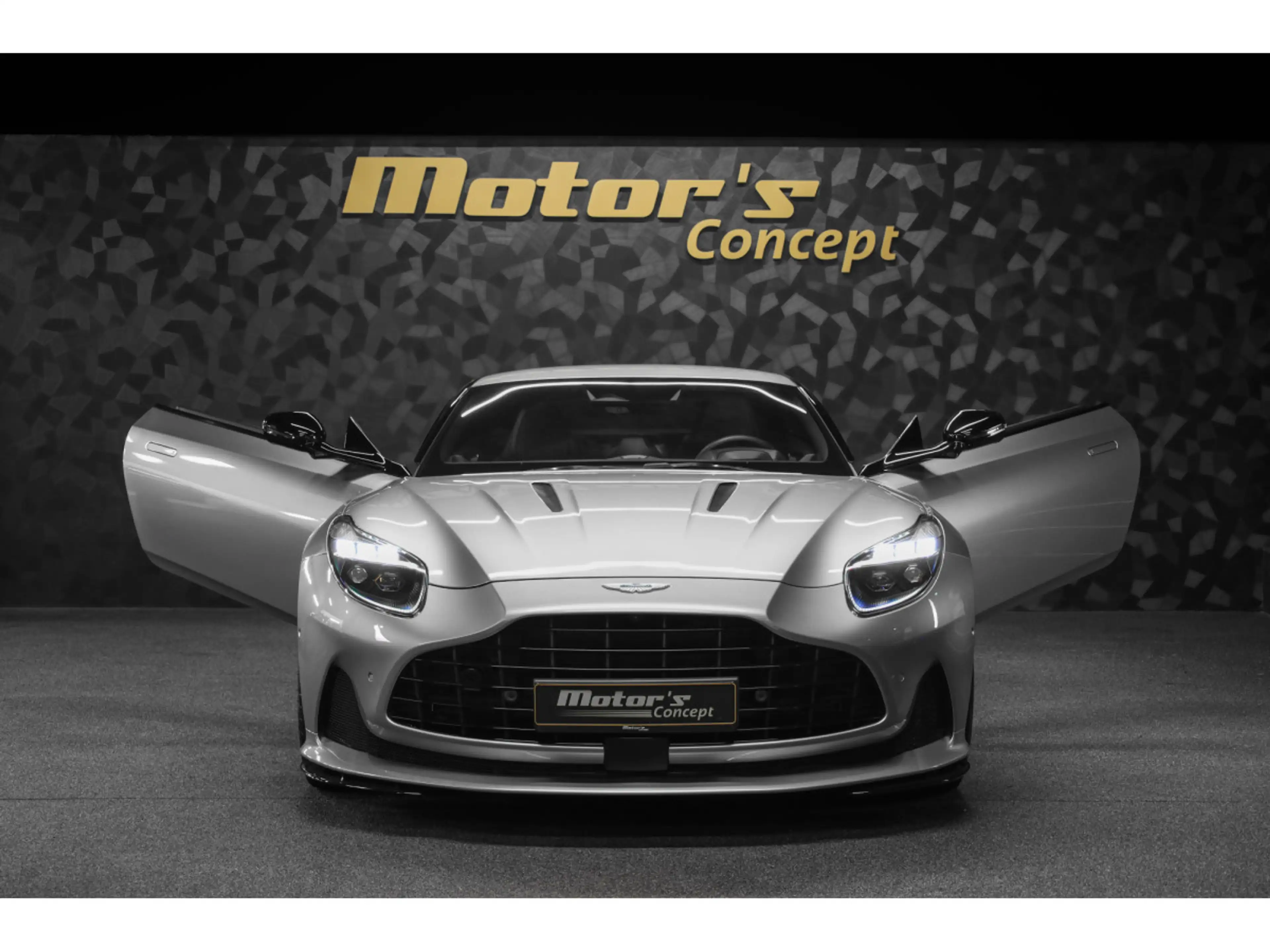 Aston Martin DB12 V8 Twin Turbo - ALUMINITE SILVER — photo 4