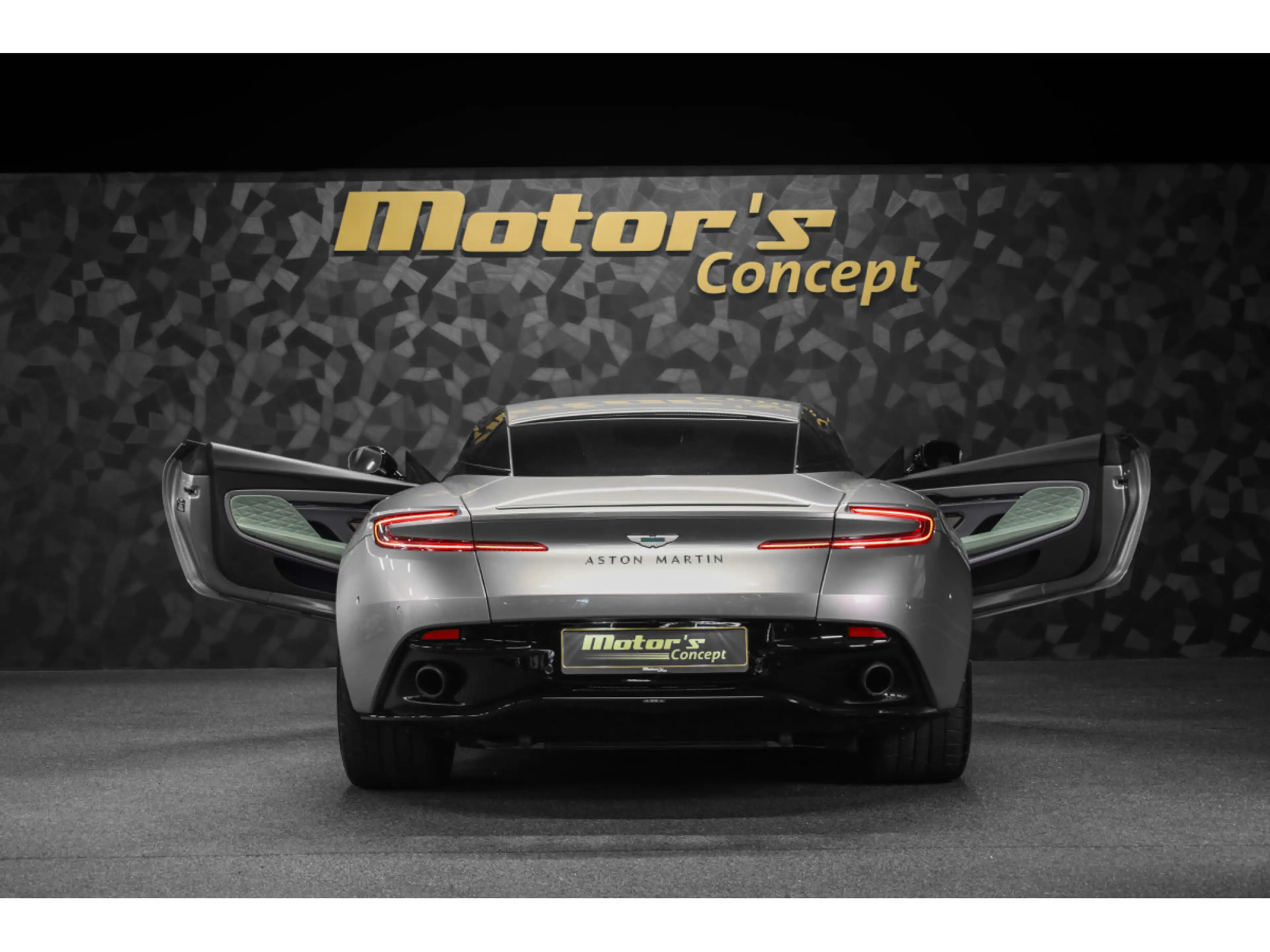 Aston Martin DB12 V8 Twin Turbo - ALUMINITE SILVER — photo 5