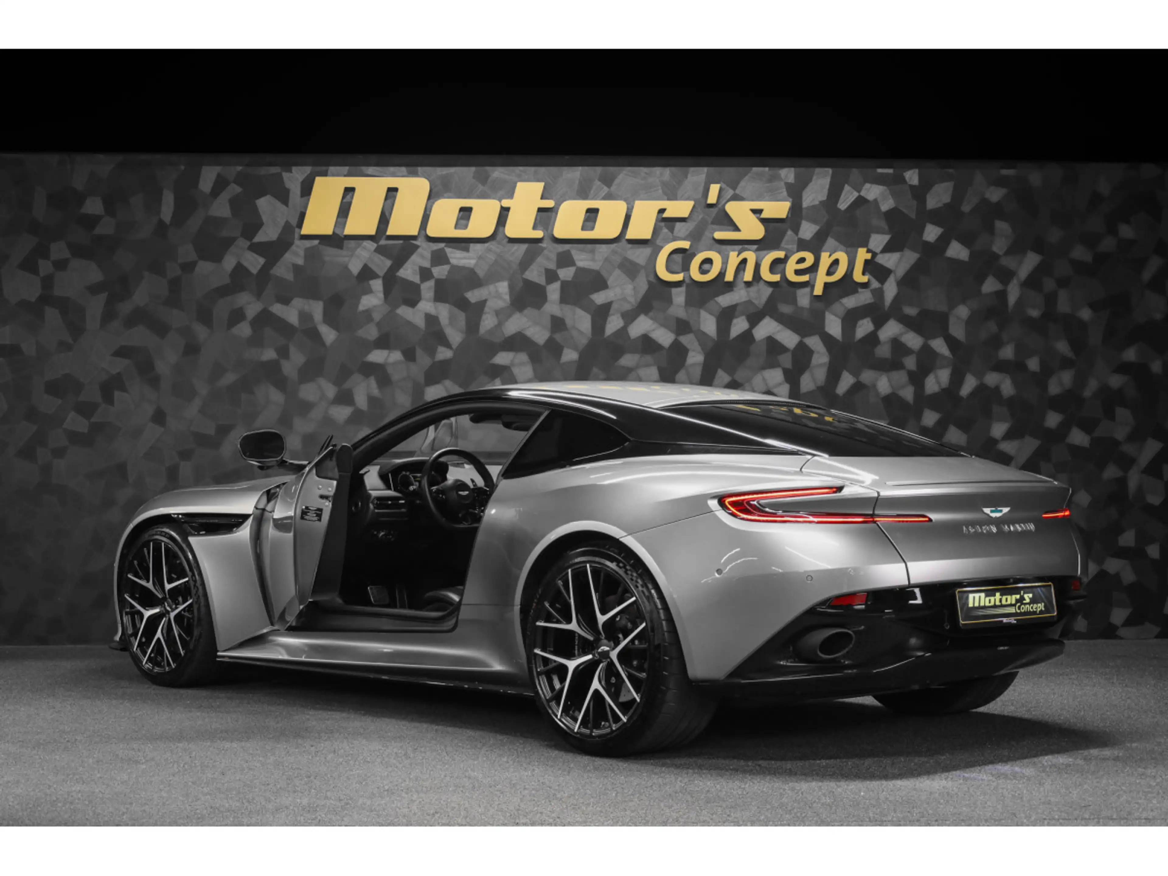 Aston Martin DB12 V8 Twin Turbo - ALUMINITE SILVER — photo 7
