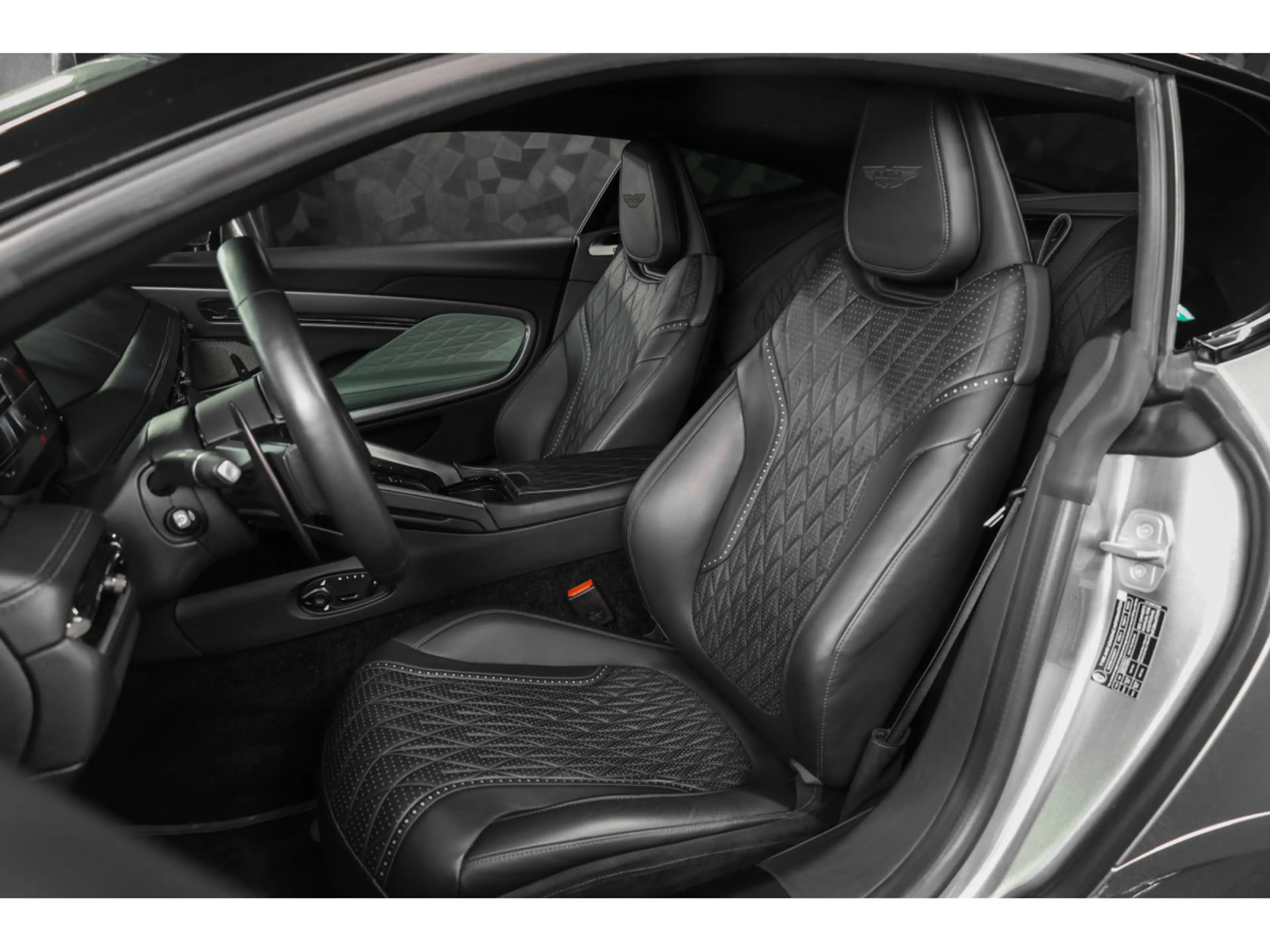 Aston Martin DB12 V8 Twin Turbo - ALUMINITE SILVER — photo 9