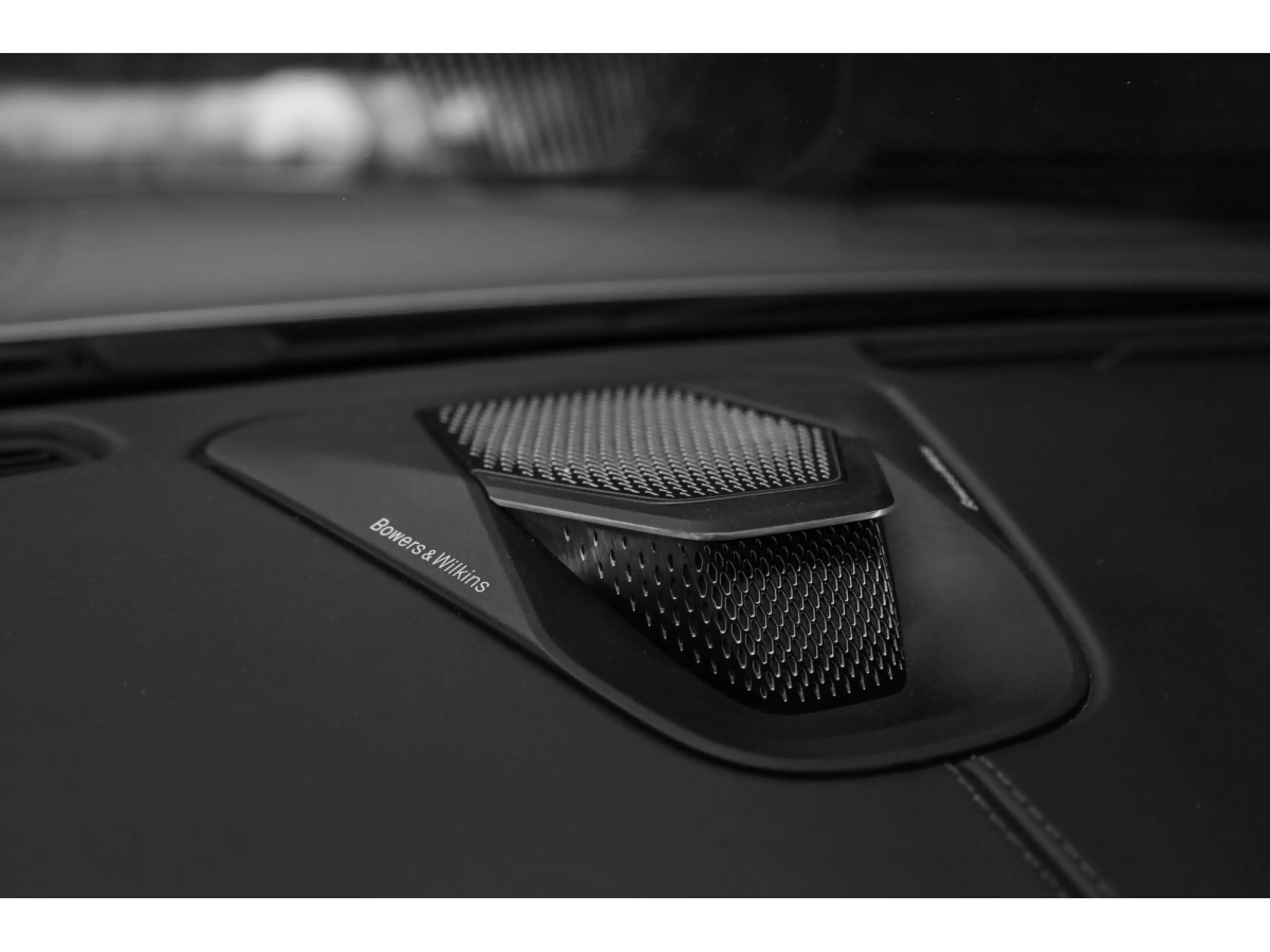 Aston Martin DB12 V8 Twin Turbo - ALUMINITE SILVER — photo 13