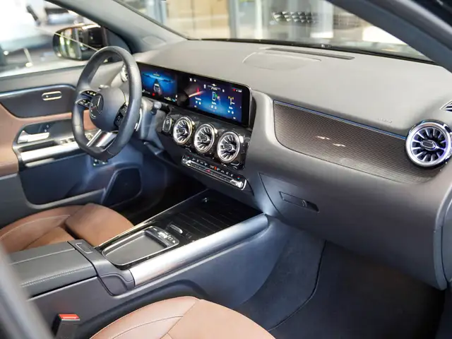 Mercedes-Benz GLA view 12
