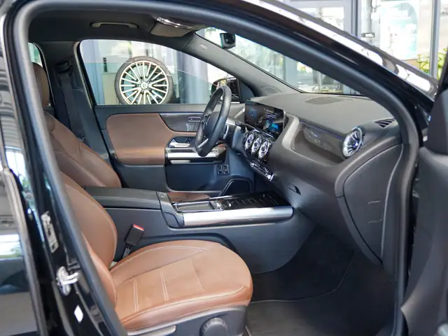 Mercedes-Benz GLA view 10