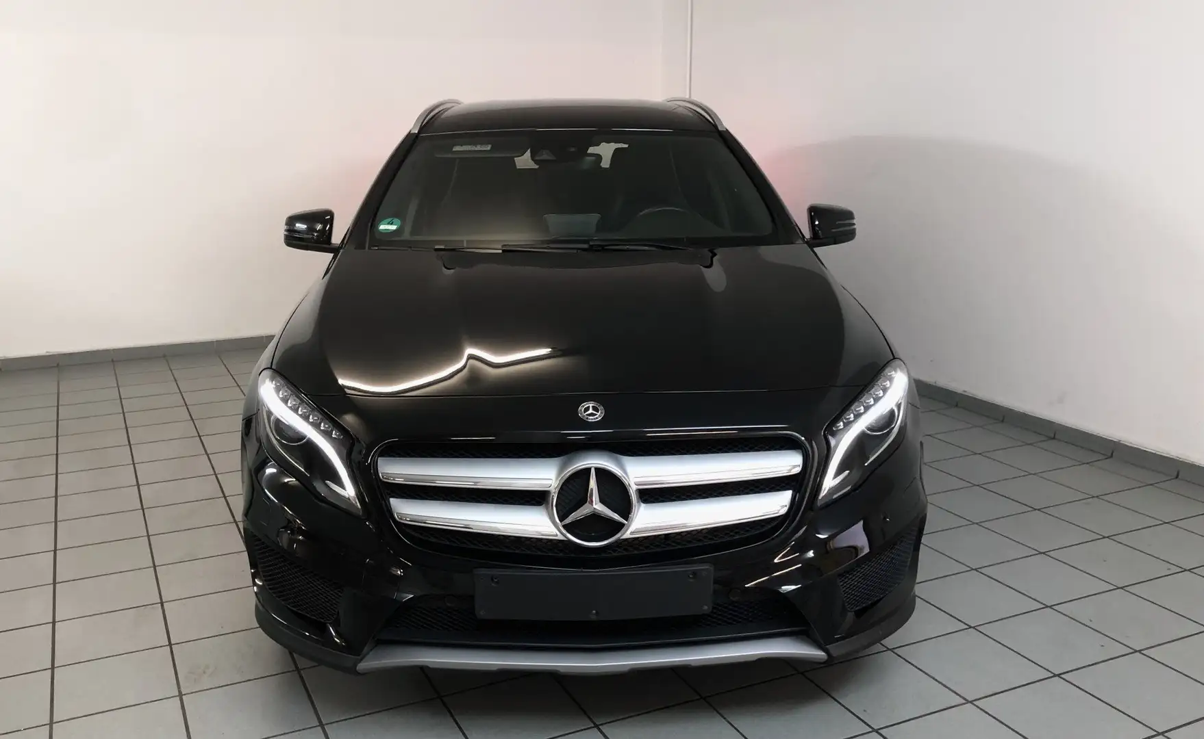 Mercedes-Benz GLA 180 GLA 180 AMG Line Schwarz - 2