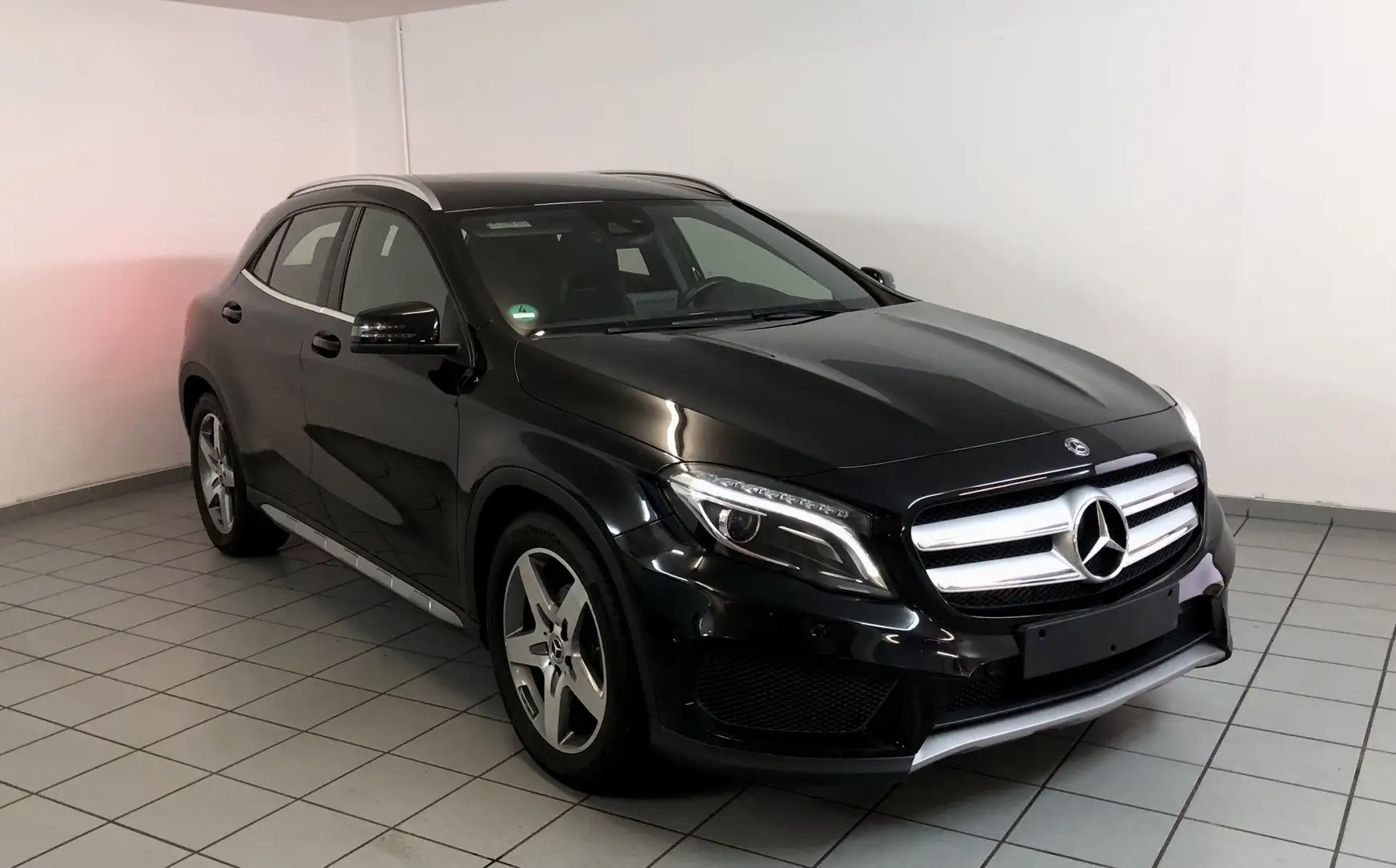 Mercedes-Benz GLA 180 GLA 180 AMG Line Schwarz - 1