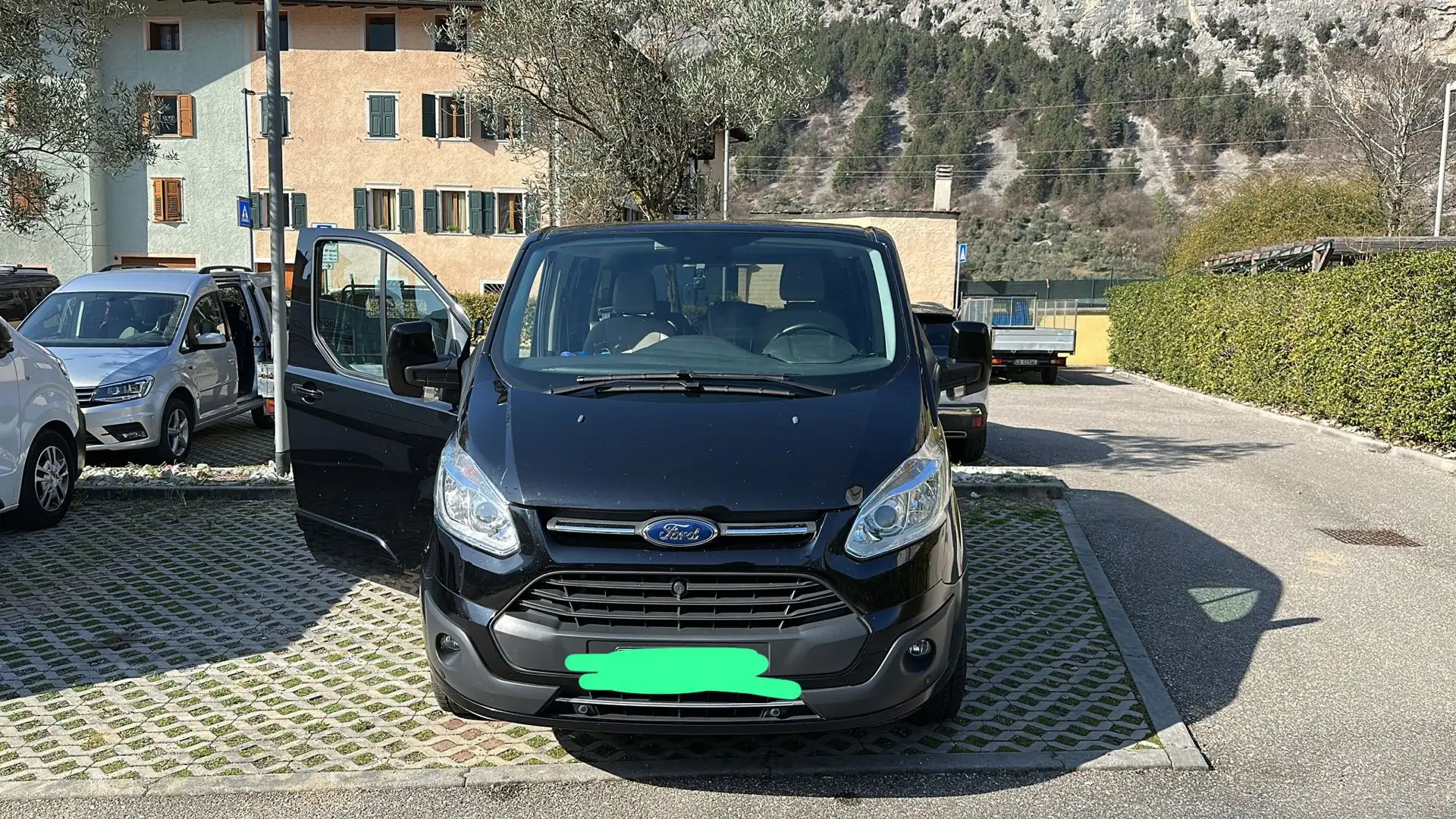Ford Tourneo Custom - 1
