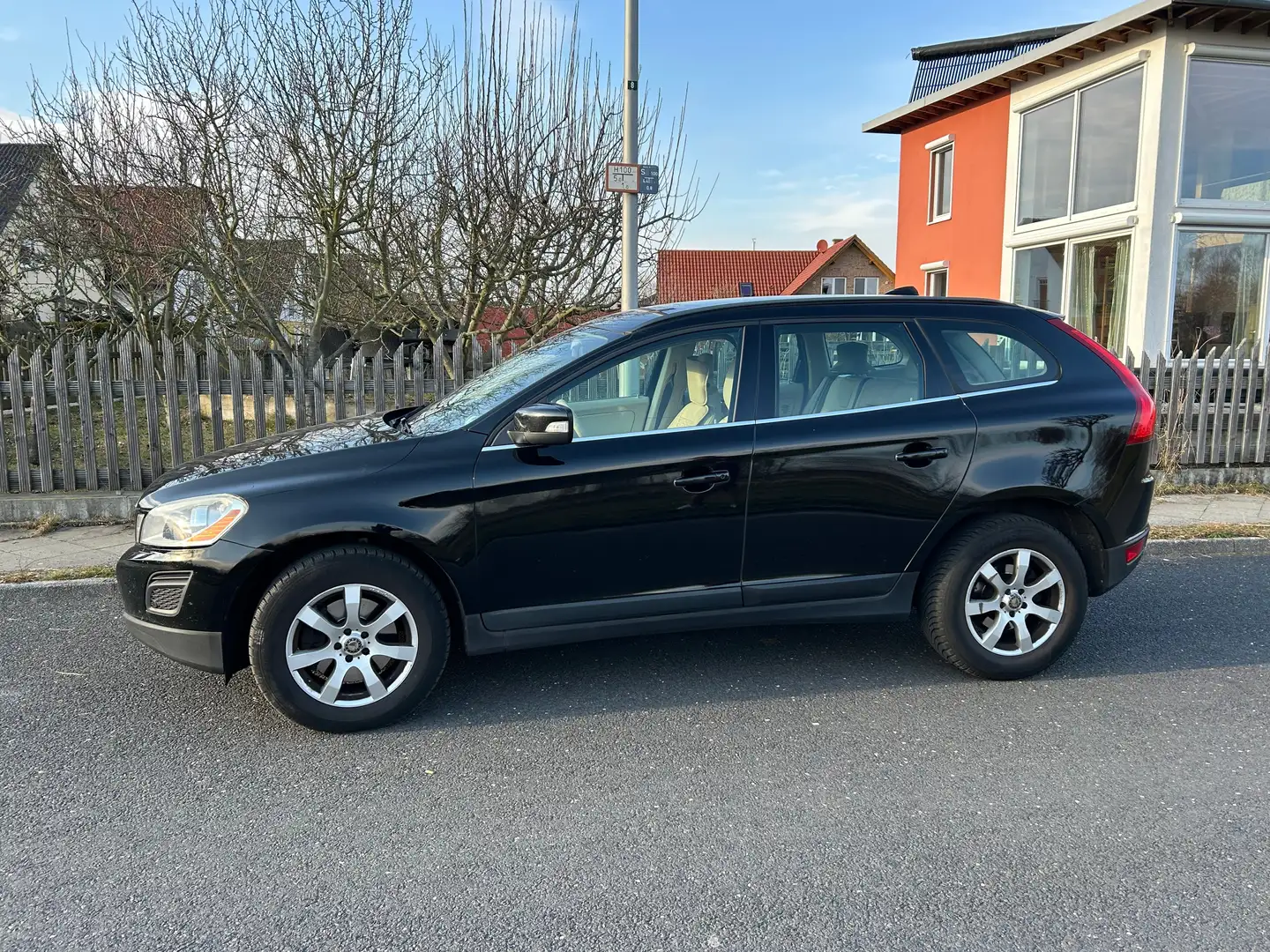 Volvo XC60 XC60 Diesel D3 Geartronic Momentum Чорний - 1