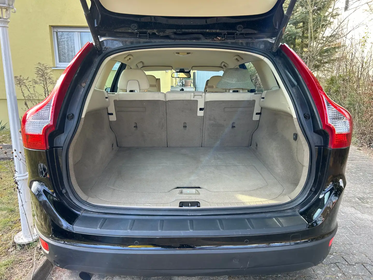 Volvo XC60 XC60 Diesel D3 Geartronic Momentum Чорний - 2