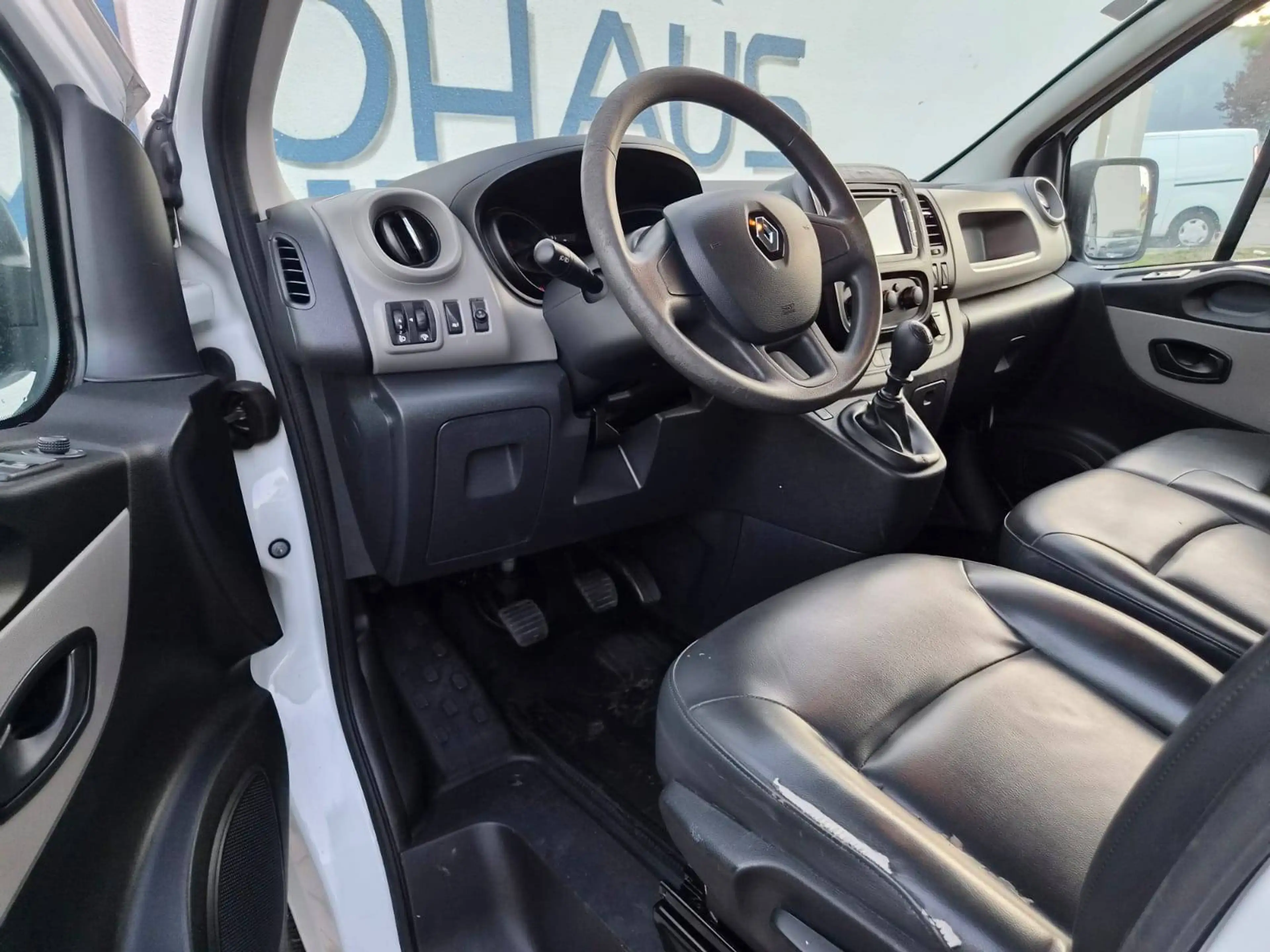 Renault Trafic — photo 13