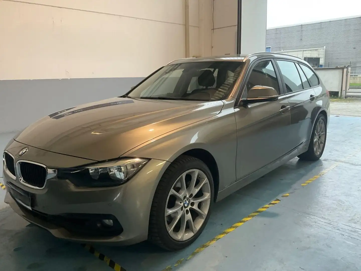 BMW 320 320d Touring xdrive Sport auto Grigio - 1