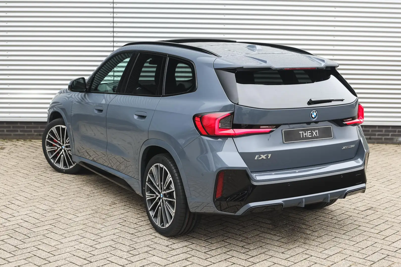 BMW iX1 xDrive30 High Executive M Sport / Trekhaak / Sport Grijs - 2