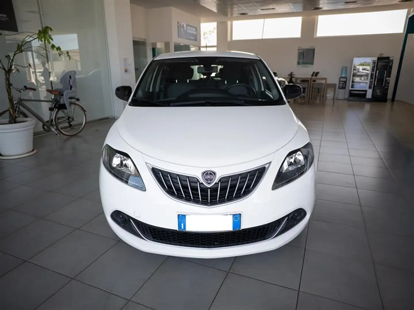 Lancia Ypsilon 1.0 FireFly 70cv S&S Hybrid Silver 36 mesi di garanzia Bianco - 2