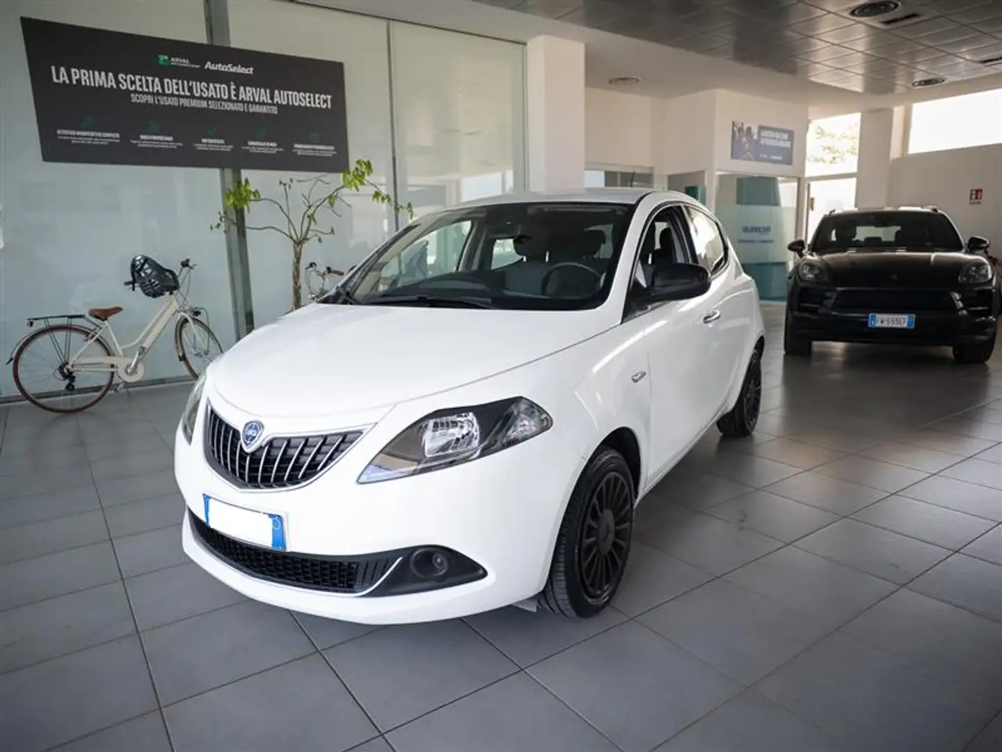 Lancia Ypsilon 1.0 FireFly 70cv S&S Hybrid Silver 36 mesi di garanzia Bianco - 1