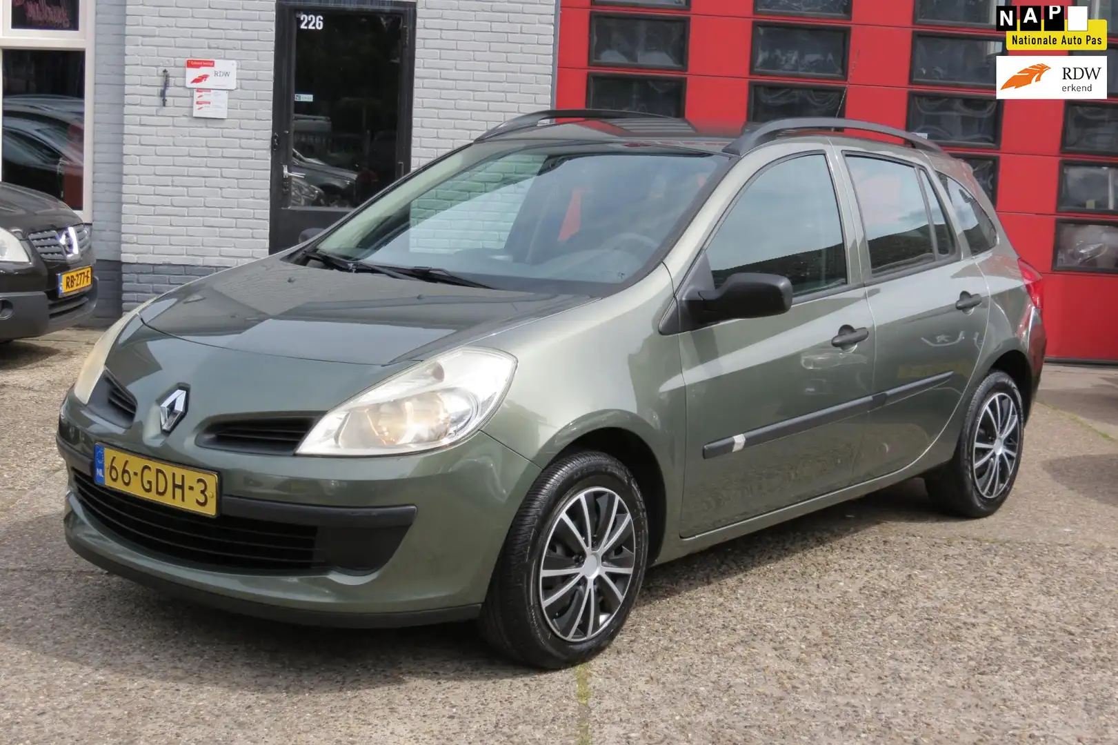 Renault Clio Estate 1.2 TCE ,AIRCO ,NIEUWE APK Groen - 1