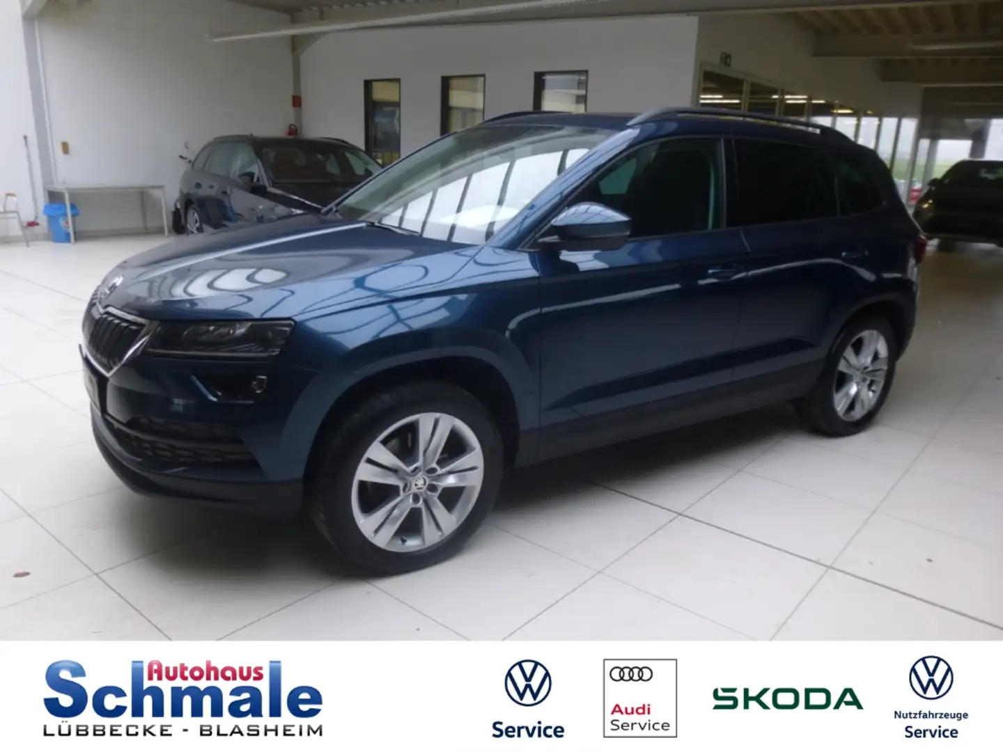 Skoda Karoq Style 4x4 AHK Panoramadach Blau - 1