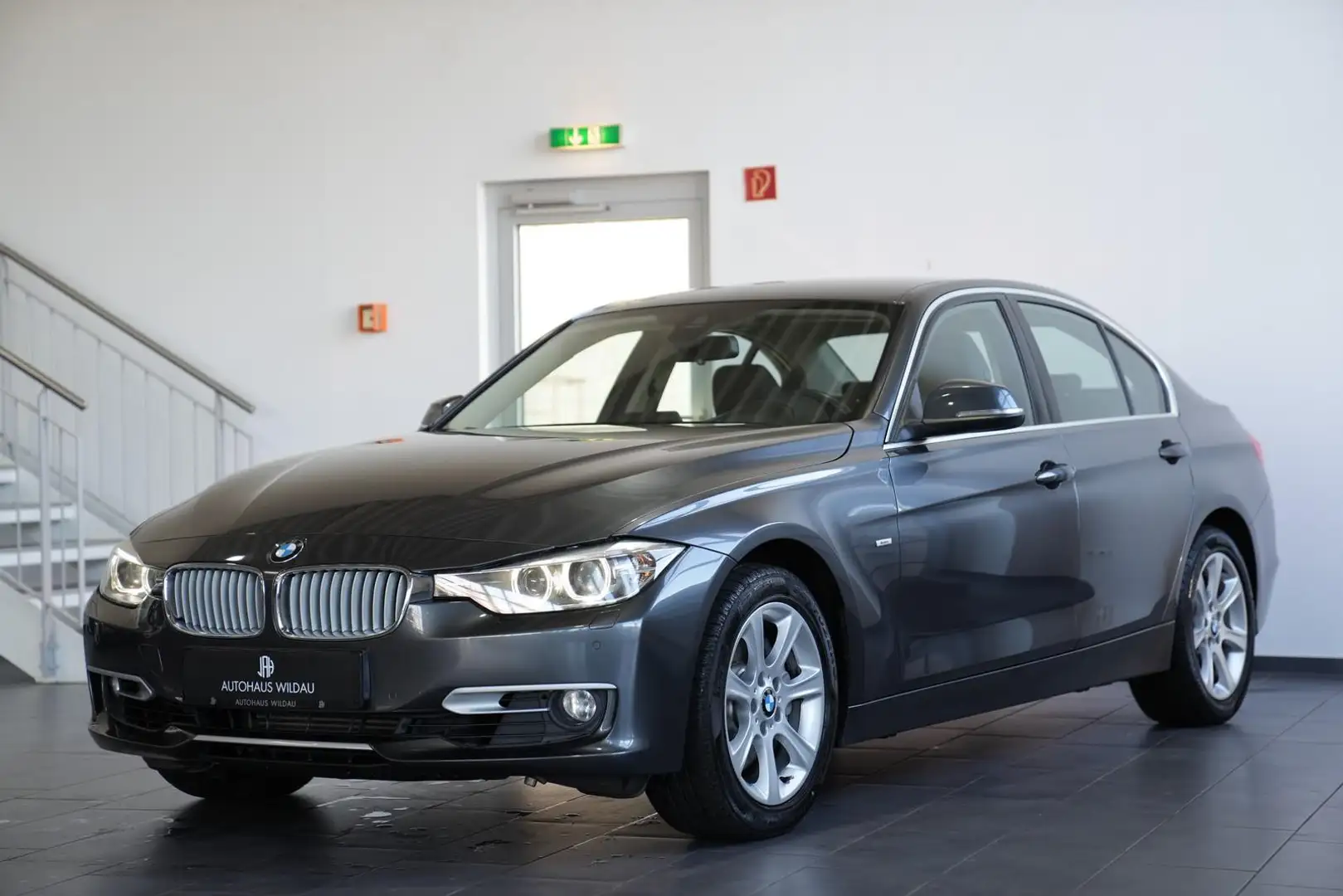 BMW 335 i xDrive Šedá - 1