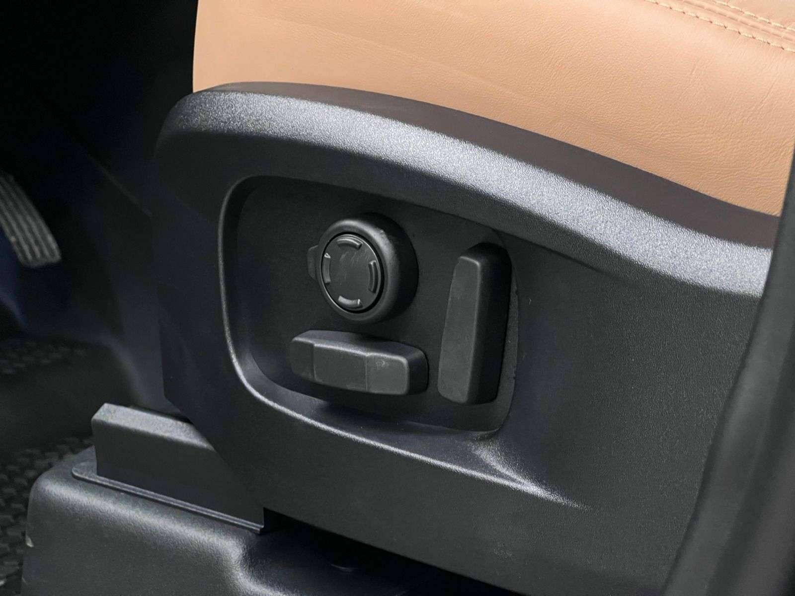 2026 Land Rover Defender 110 P500 V8 X-DYNAMIC SE thumb 31