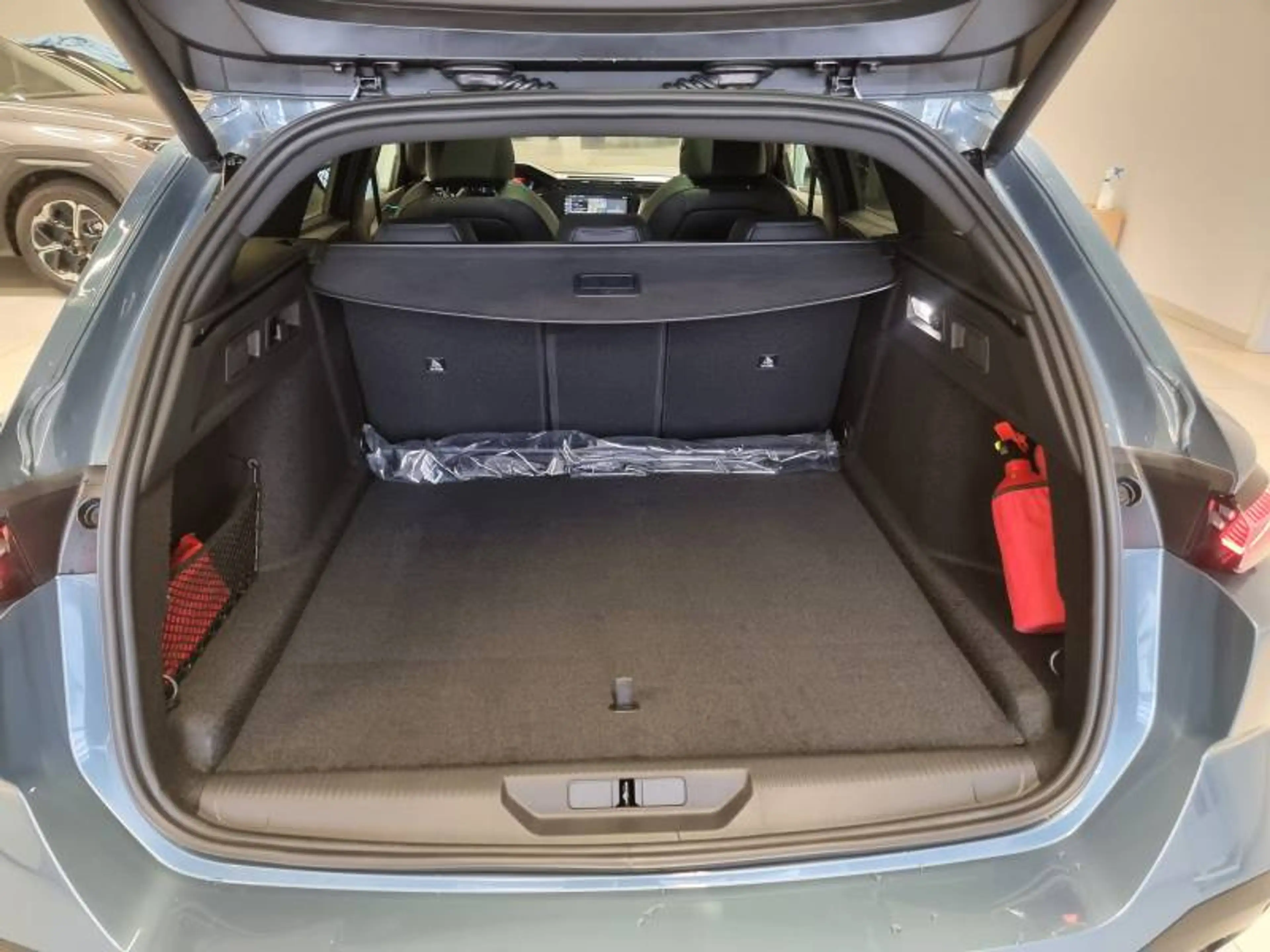 Peugeot 308 SW 3 1.2 HYBRID 145 e-DSC6 GT — photo 7