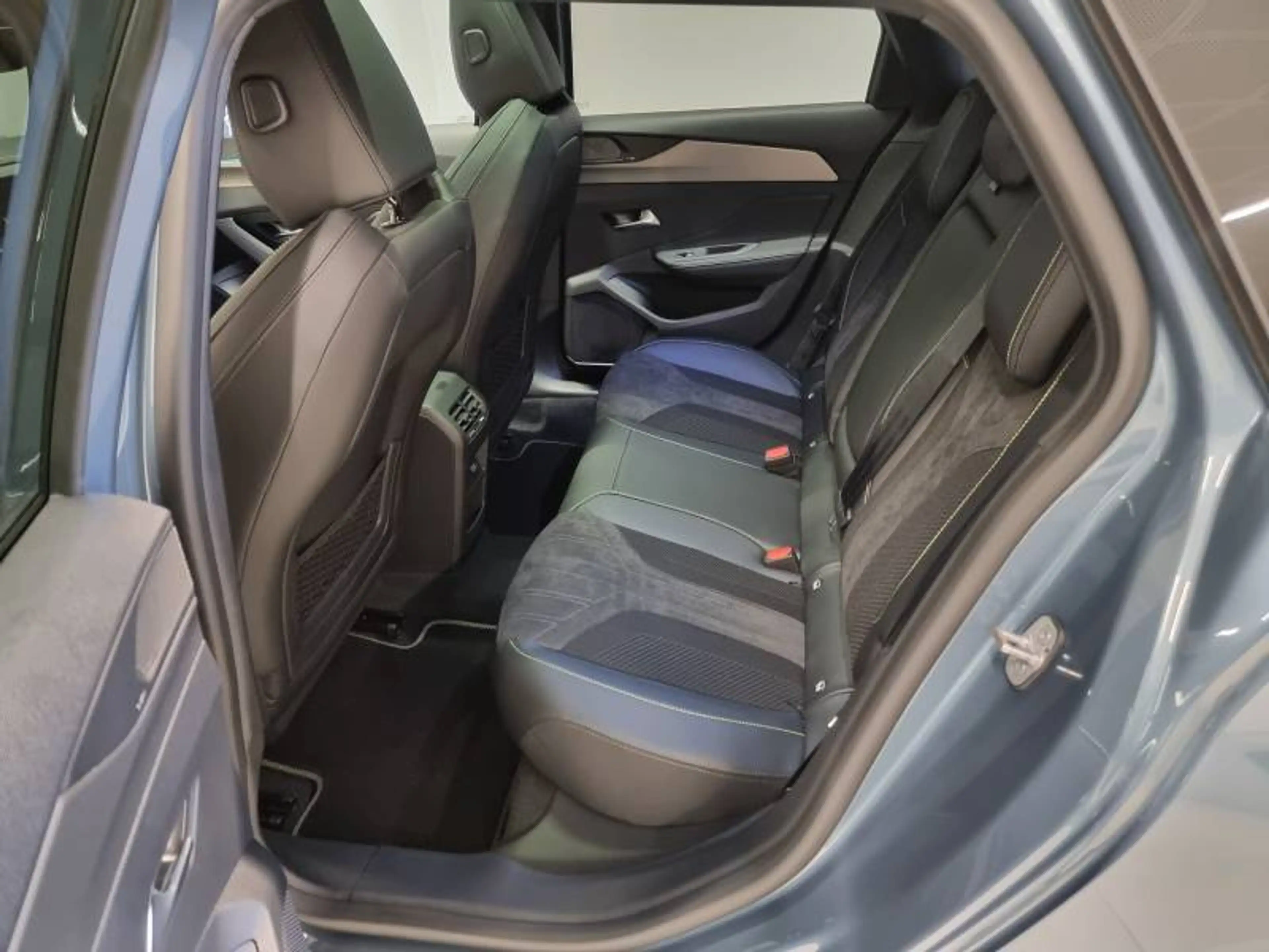 Peugeot 308 SW 3 1.2 HYBRID 145 e-DSC6 GT — photo 12
