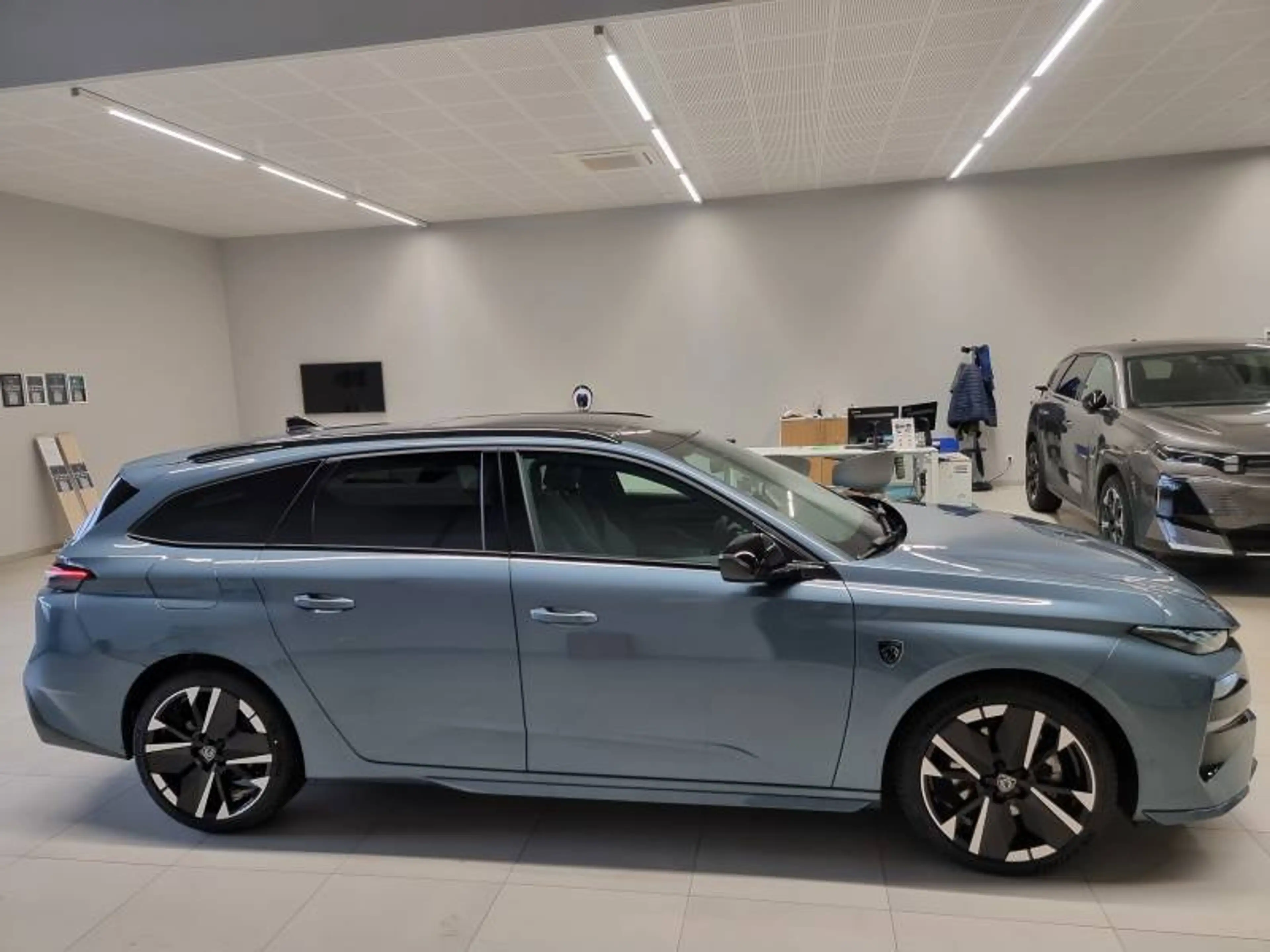 Peugeot 308 SW 3 1.2 HYBRID 145 e-DSC6 GT — photo 4