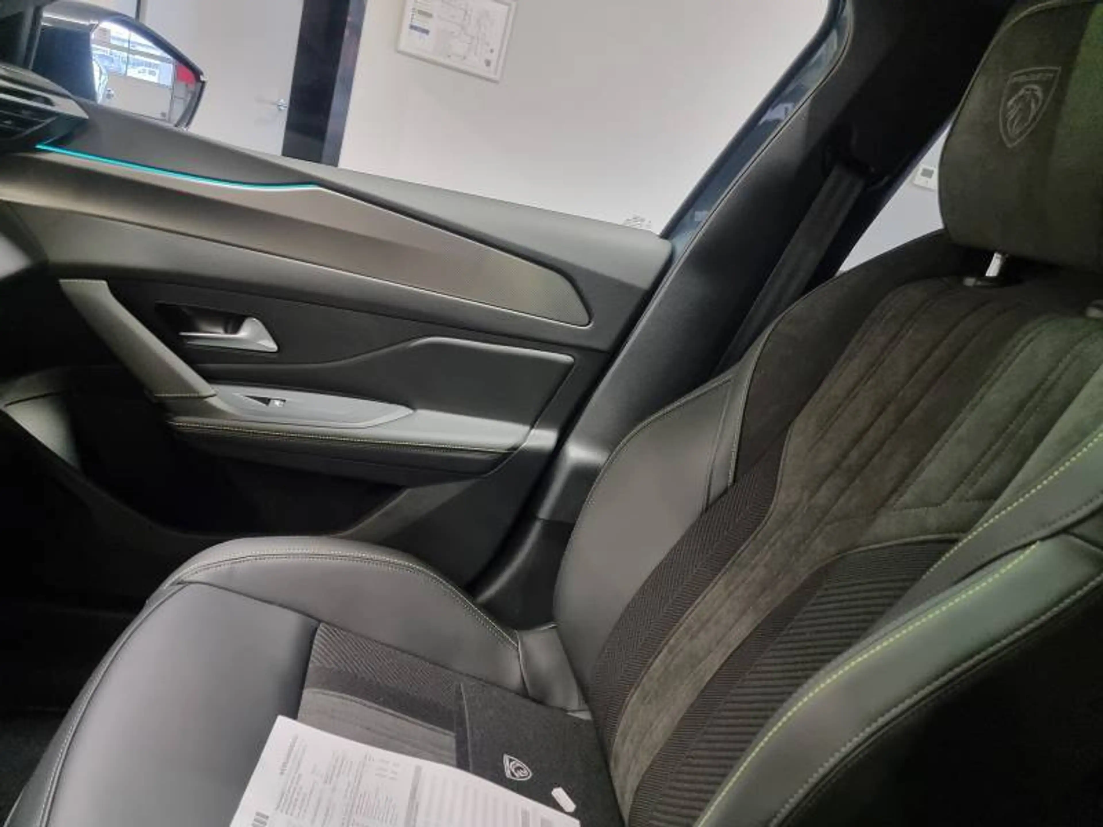 Peugeot 308 SW 3 1.2 HYBRID 145 e-DSC6 GT — photo 14