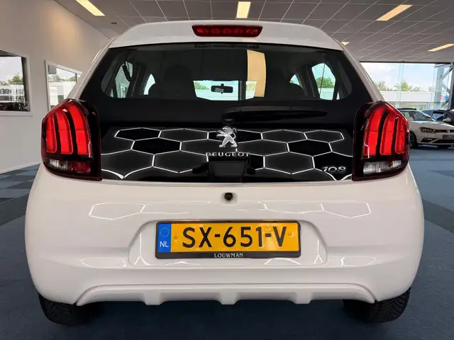 Peugeot 108 view 3
