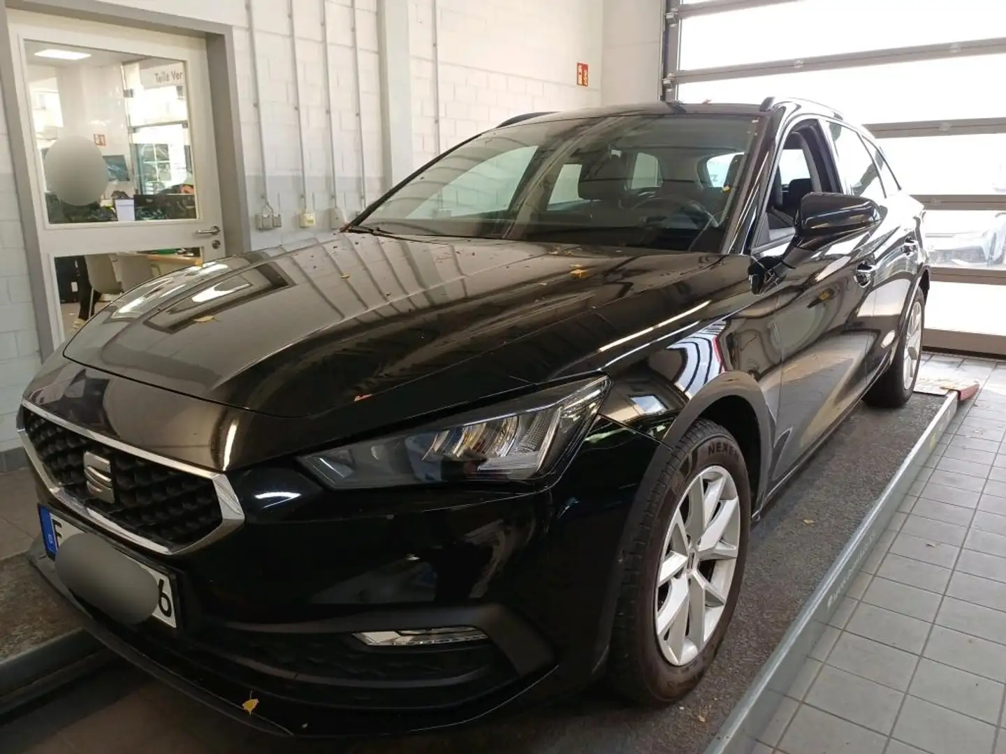 SEAT Leon ST 2.0 TDI DSG STYLE +AHK +LED +ACC +NAVI +SHZ +L Schwarz - 2