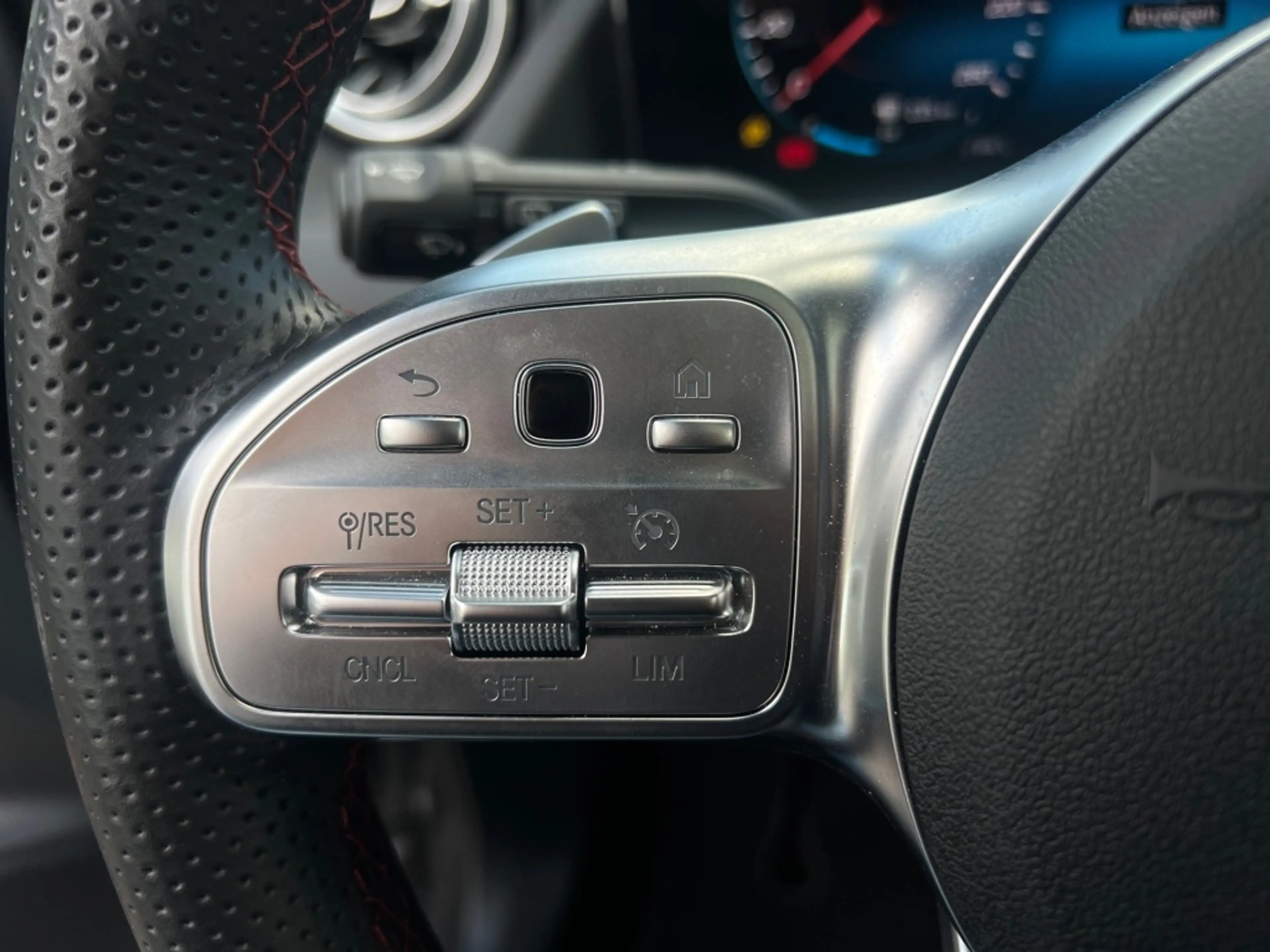 Mercedes-Benz GLA 250 4M — photo 12