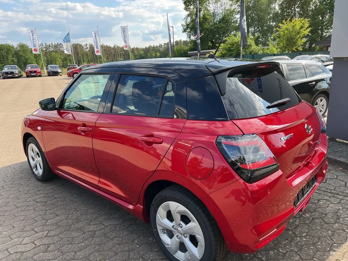 Suzuki Swift 1.2 82 PS Dualjet Comfort NAVI Rot - 2