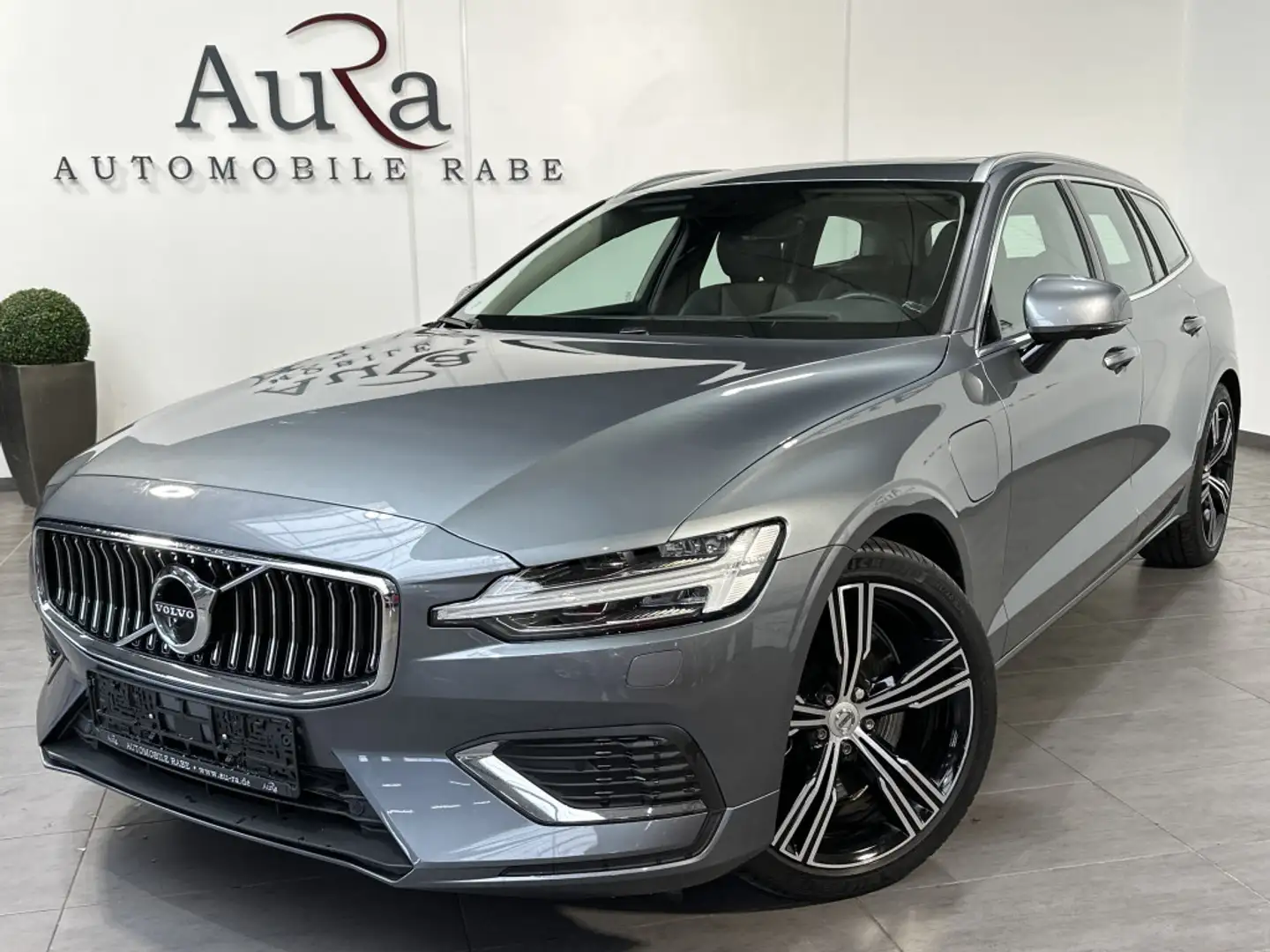 Volvo V60 Inscription Hybrid AWD NAV+LED+360°+PANO+PP Grau - 2