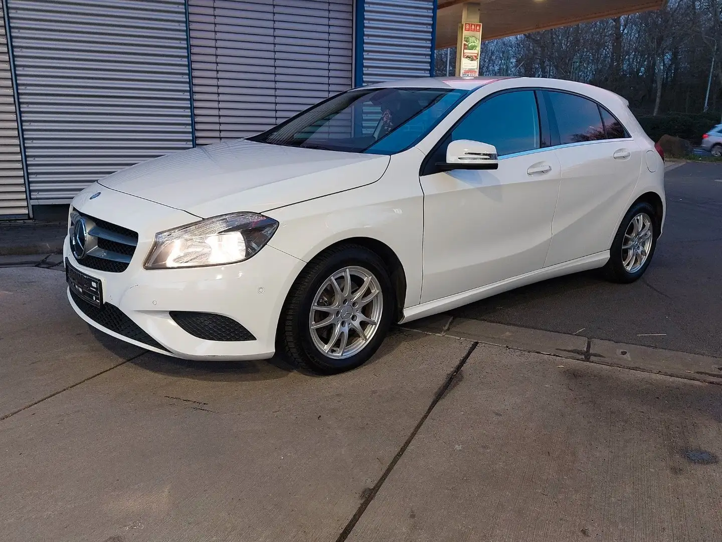 Mercedes-Benz A 180 A -Klasse A 180 BlueEfficiency Bílá - 1