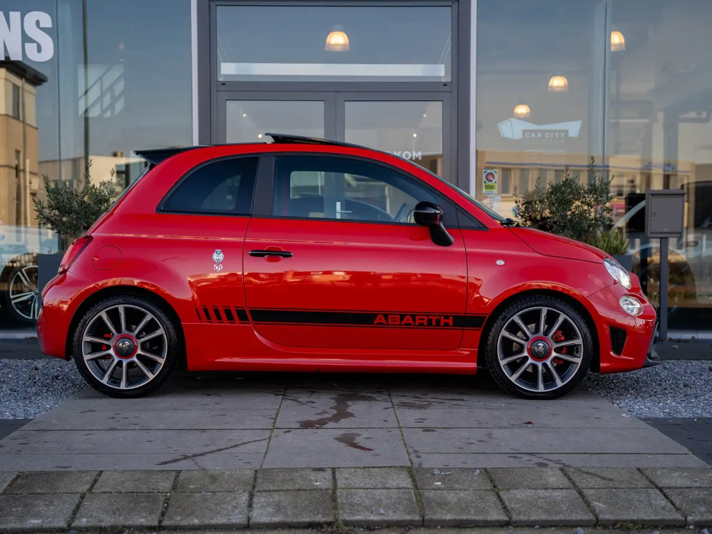 Abarth 595 Turismo 1.4 T-Jet 70th Anniversary / Pano / Xenon / Clima Rojo - 2