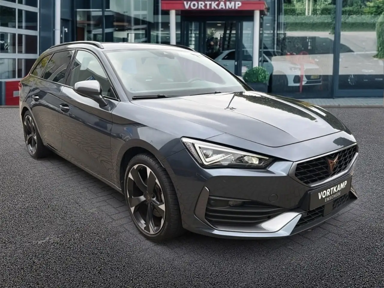 Cupra Leon 1.4 TSI e-HYBRID E-KLEP/ACC/DCC/CAMERA/MATRIX/NAVI, миниатюра 3